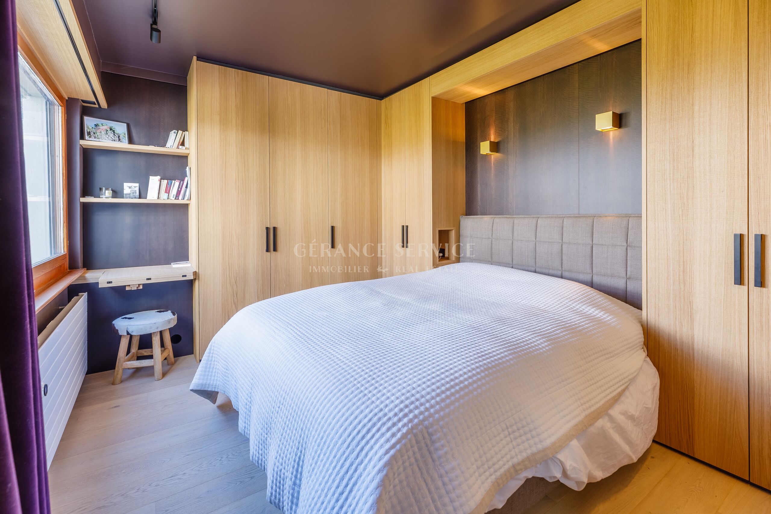 Gemütliches Schlafzimmer mit maßgefertigten Holzschränken