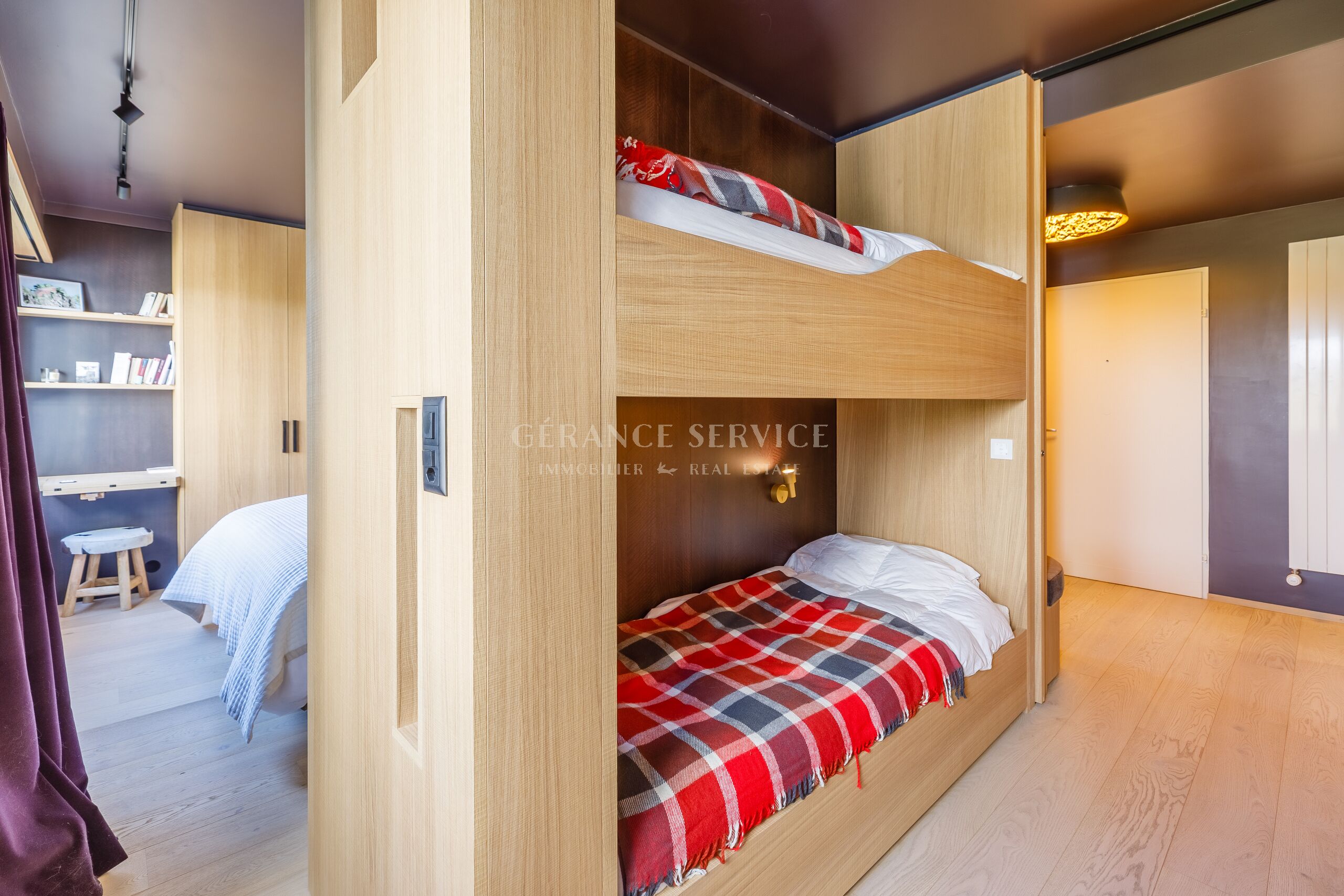Kinderzimmer mit Etagenbett und integriertem Stauraum