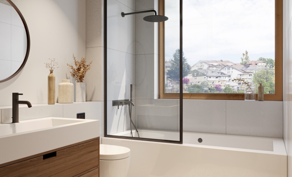 Modernes Badezimmer mit Fenster und Blick ins Grüne