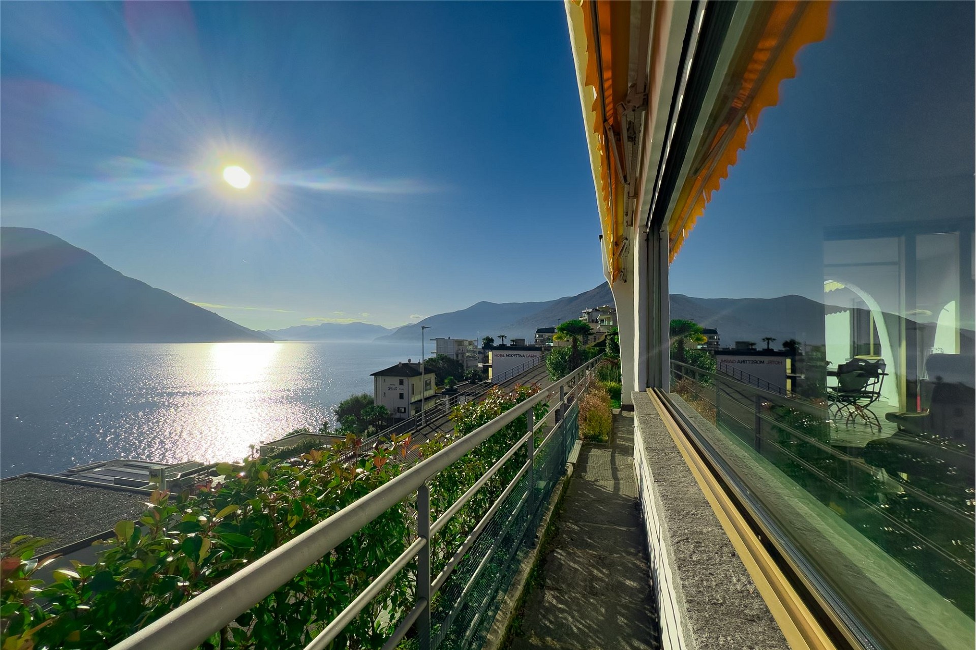Balkon mit Seeblick und Bergpanorama