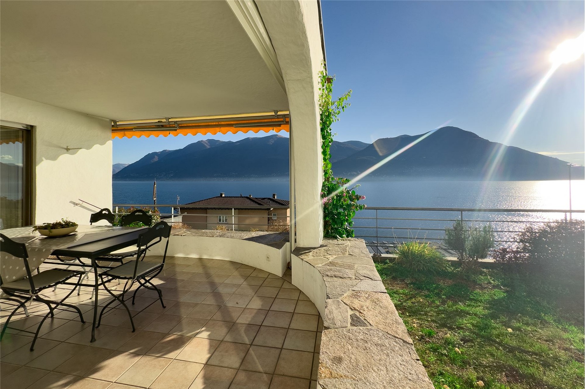 Überdachte Terrasse mit Seeblick