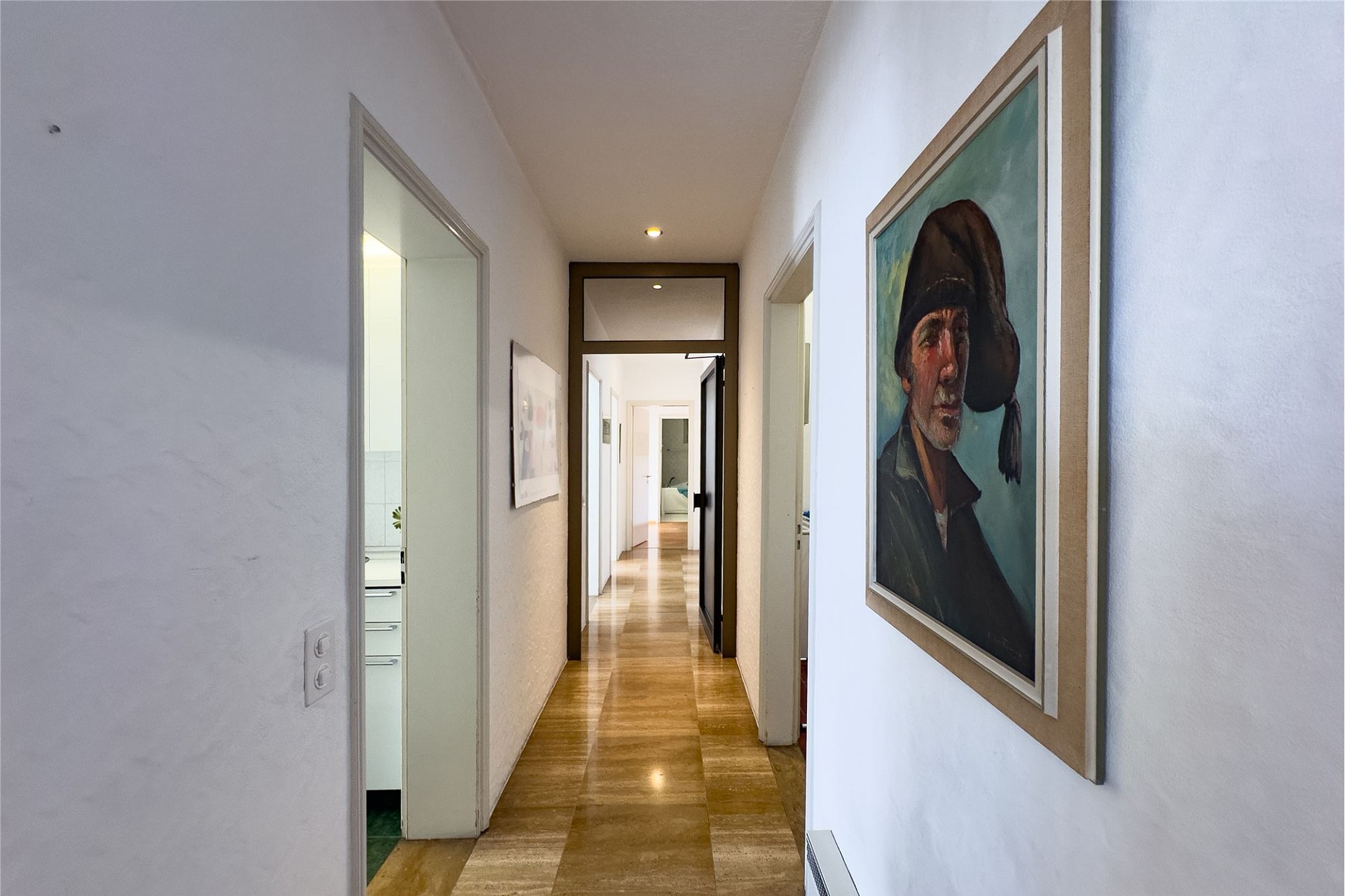 Flur mit Blick in den Wohnungsflur
