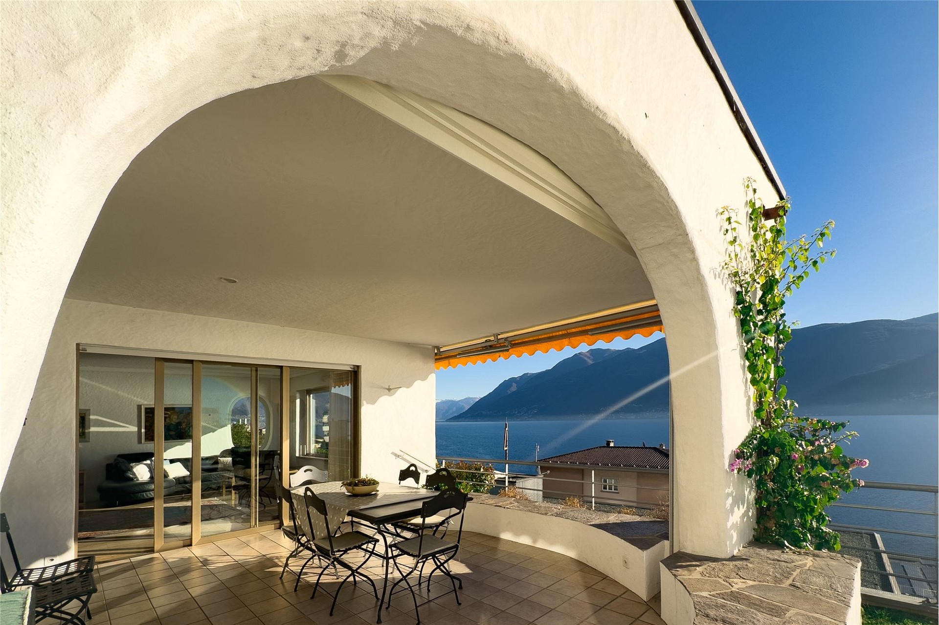 Überdachte Terrasse mit Seeblick