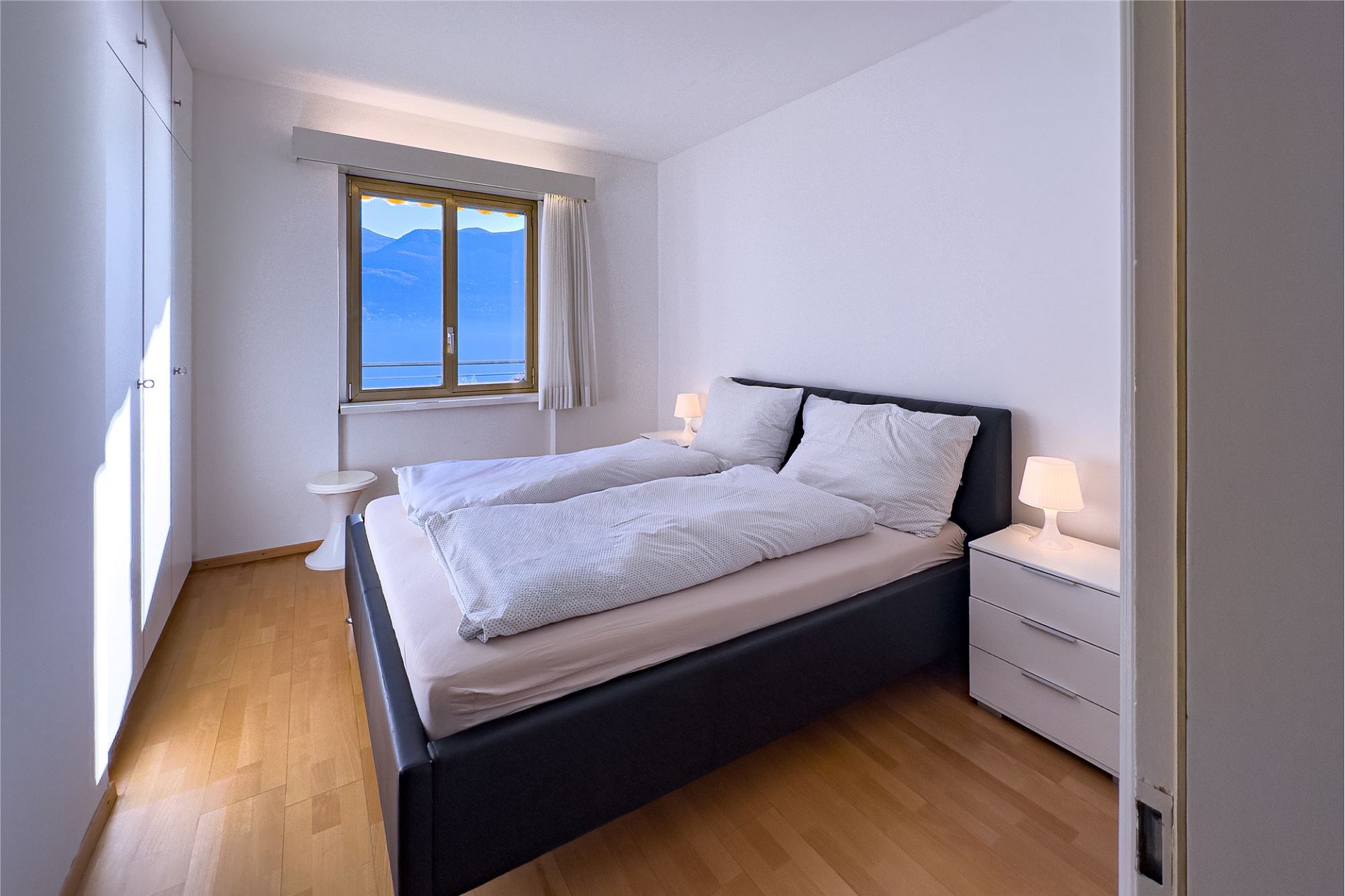Helles Schlafzimmer mit Bergblick