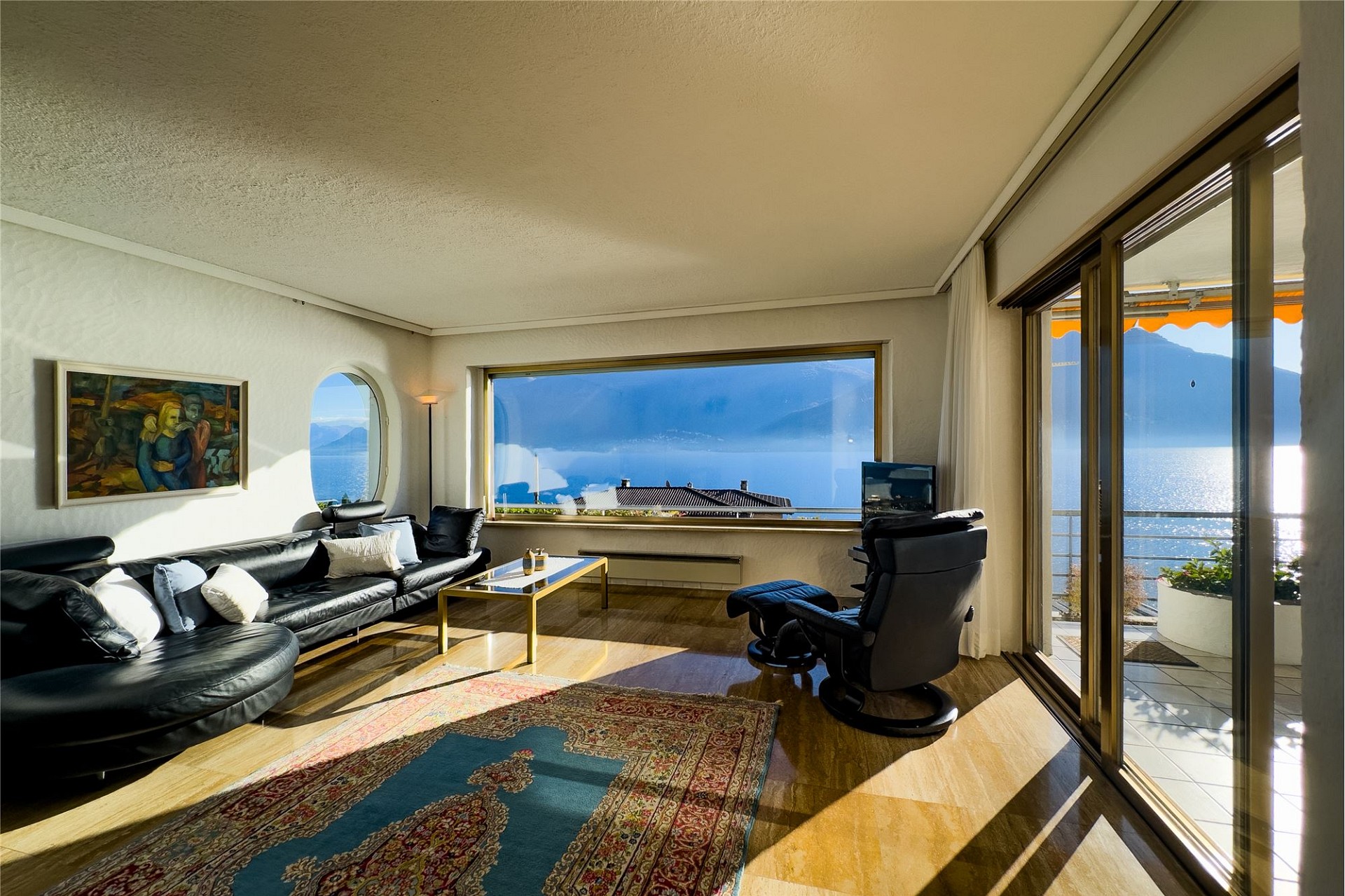 Wohnzimmer mit Seeblick und Terrasse