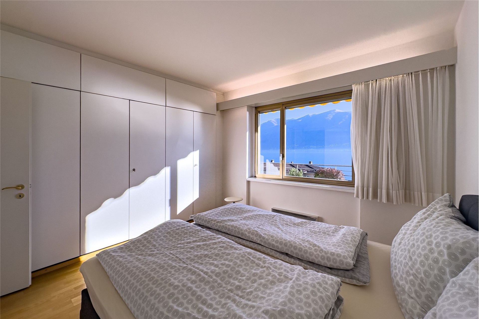 Schlafzimmer mit Seeblick