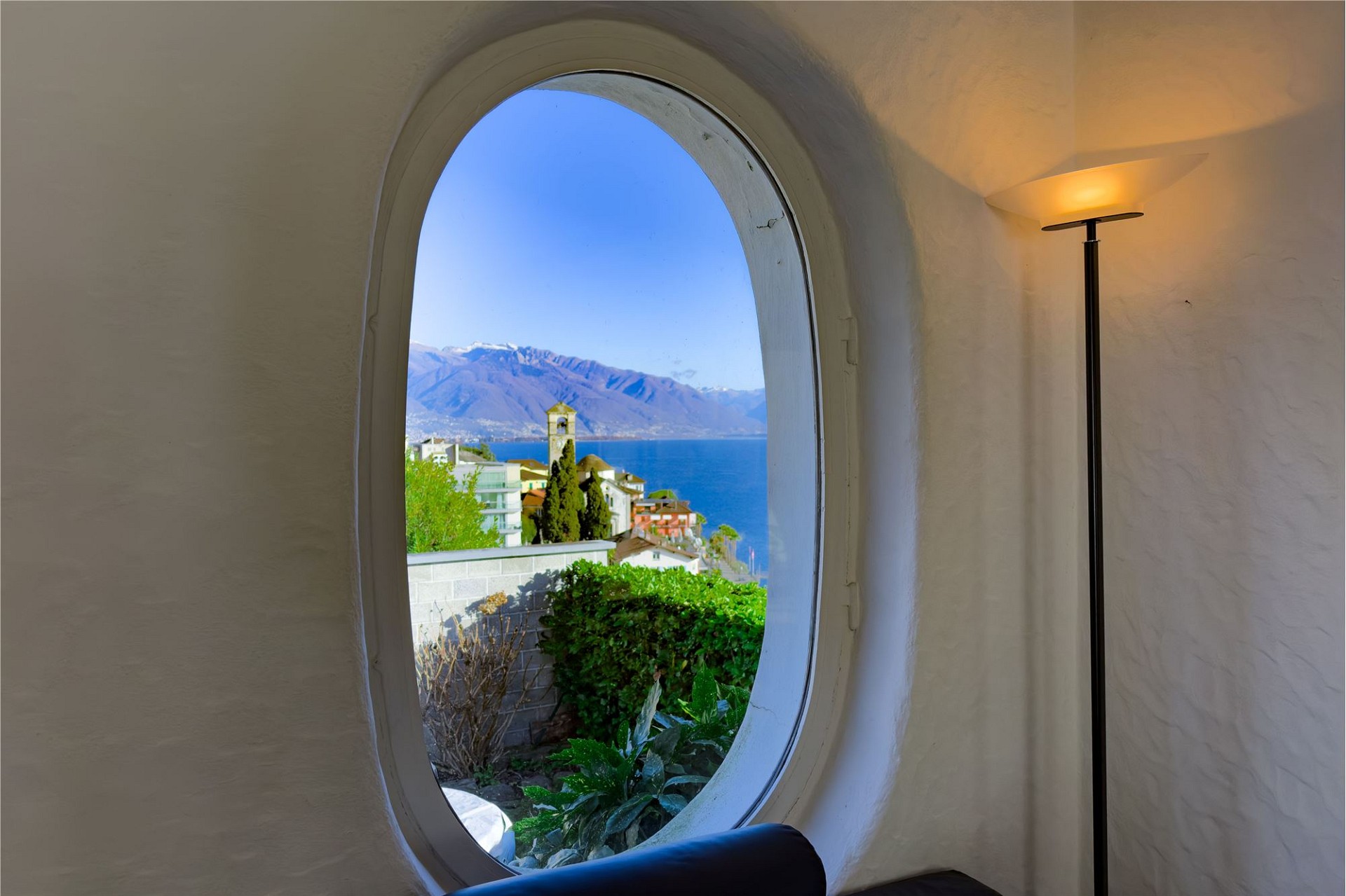 Innenraum mit Rundfenster und Meerblick