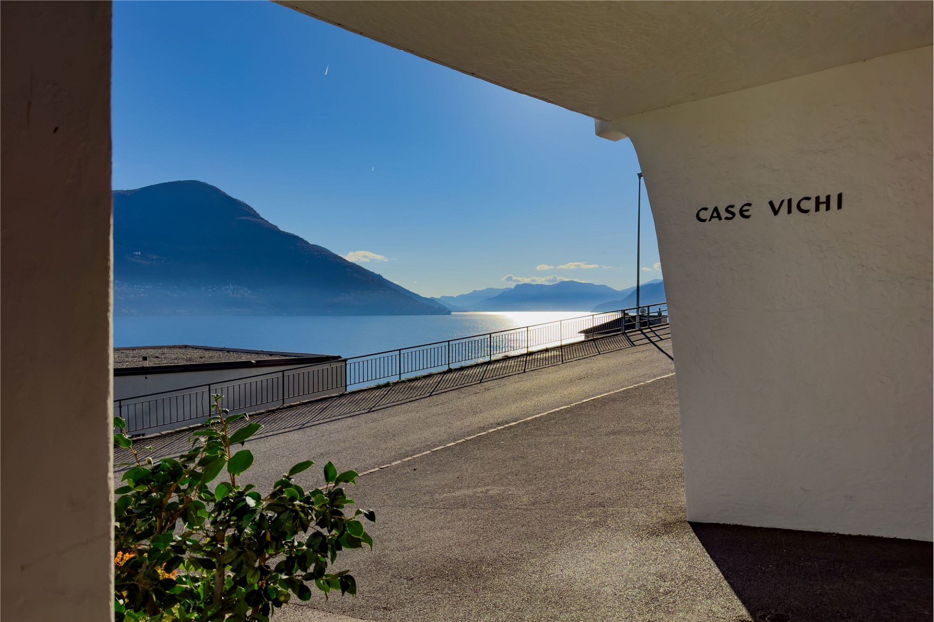 Seeblick mit Bergpanorama und Straßenbögen