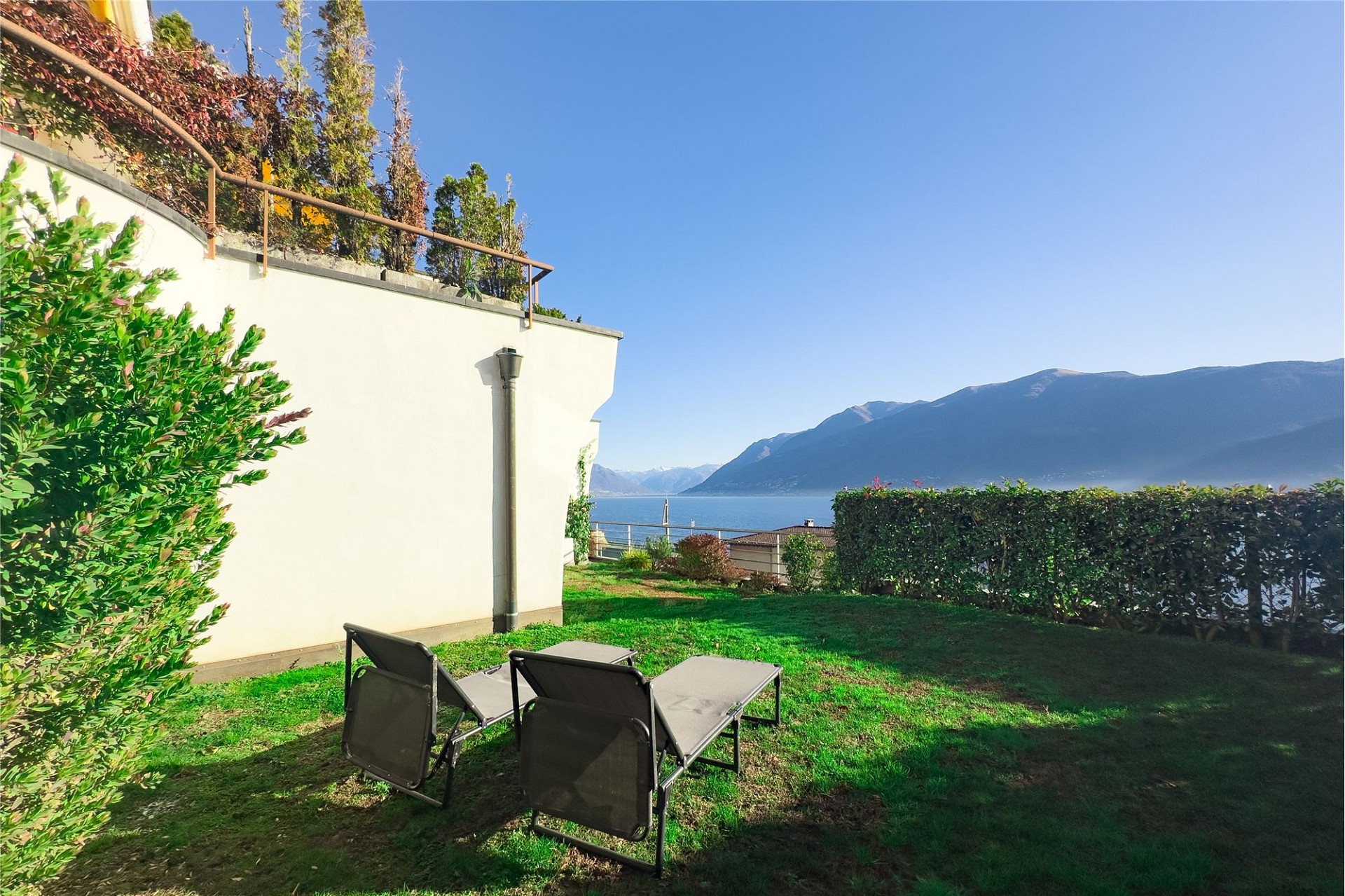 Garten mit Seeblick und Liegen