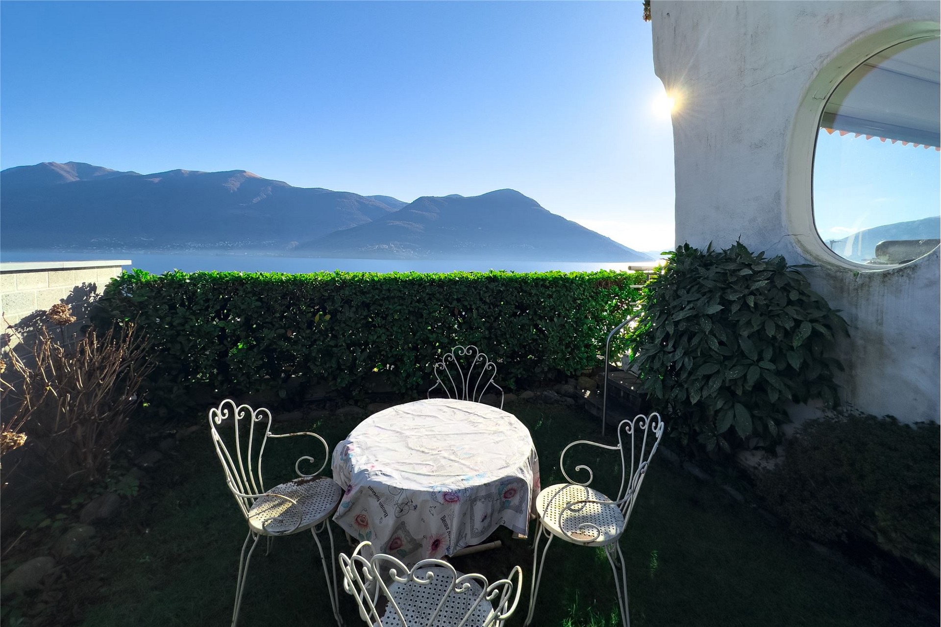 Terrasse mit Seeblick und Bergpanorama