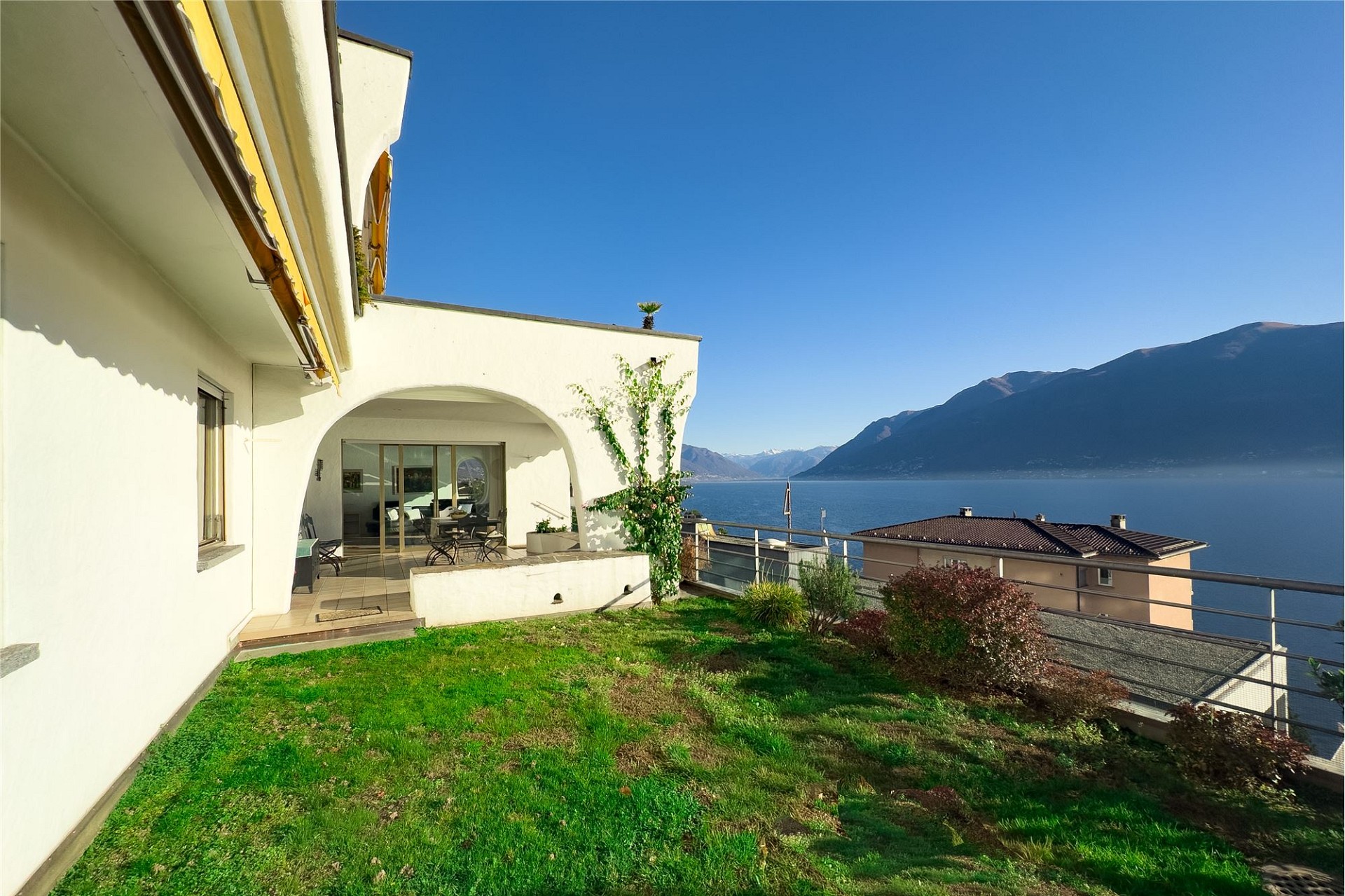 See- und Bergblick von Terrasse und Garten
