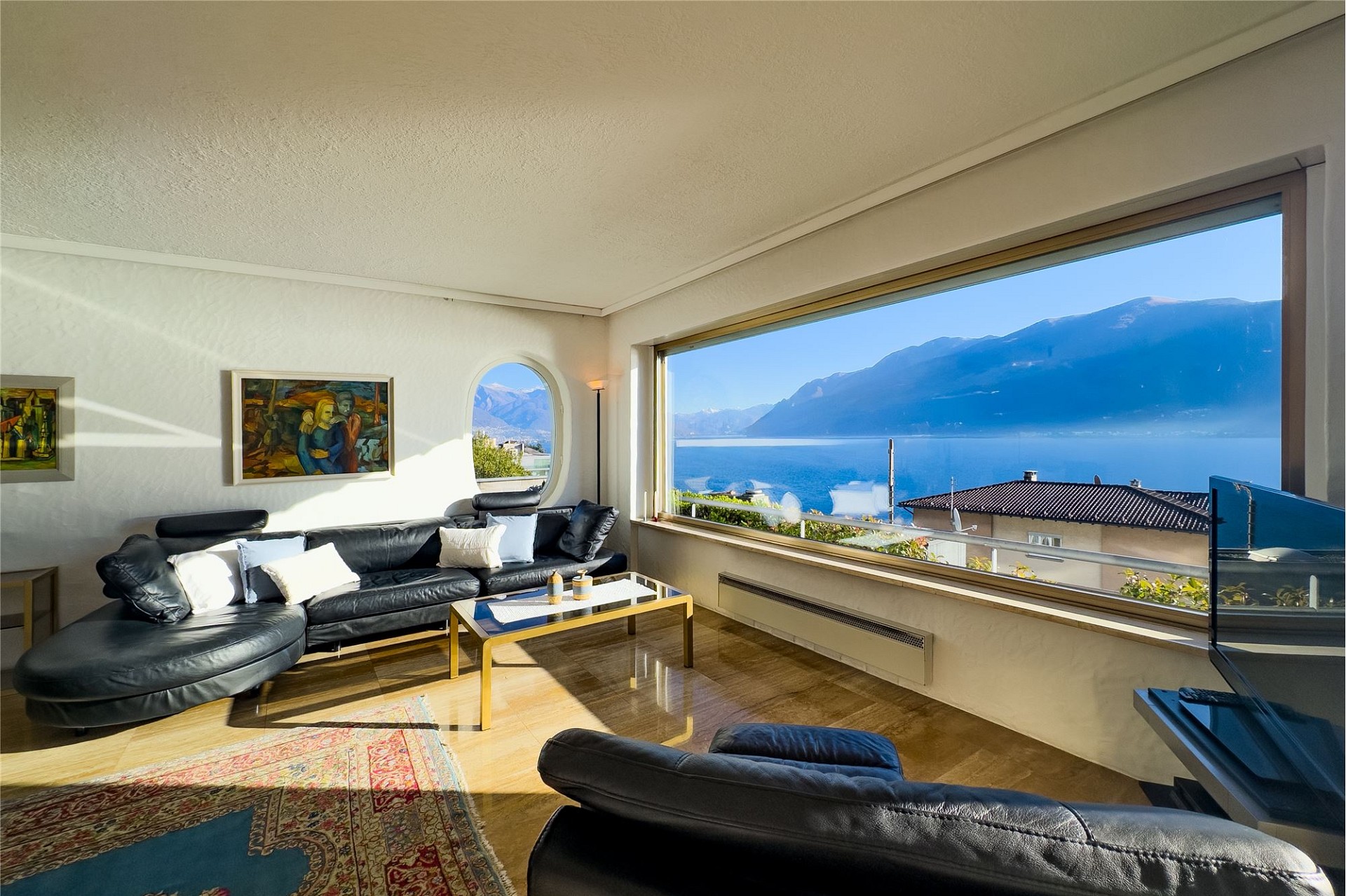 Helles Wohnzimmer mit Panoramablick