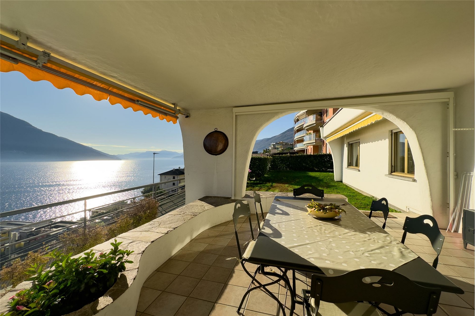 Überdachte Terrasse mit Seeblick