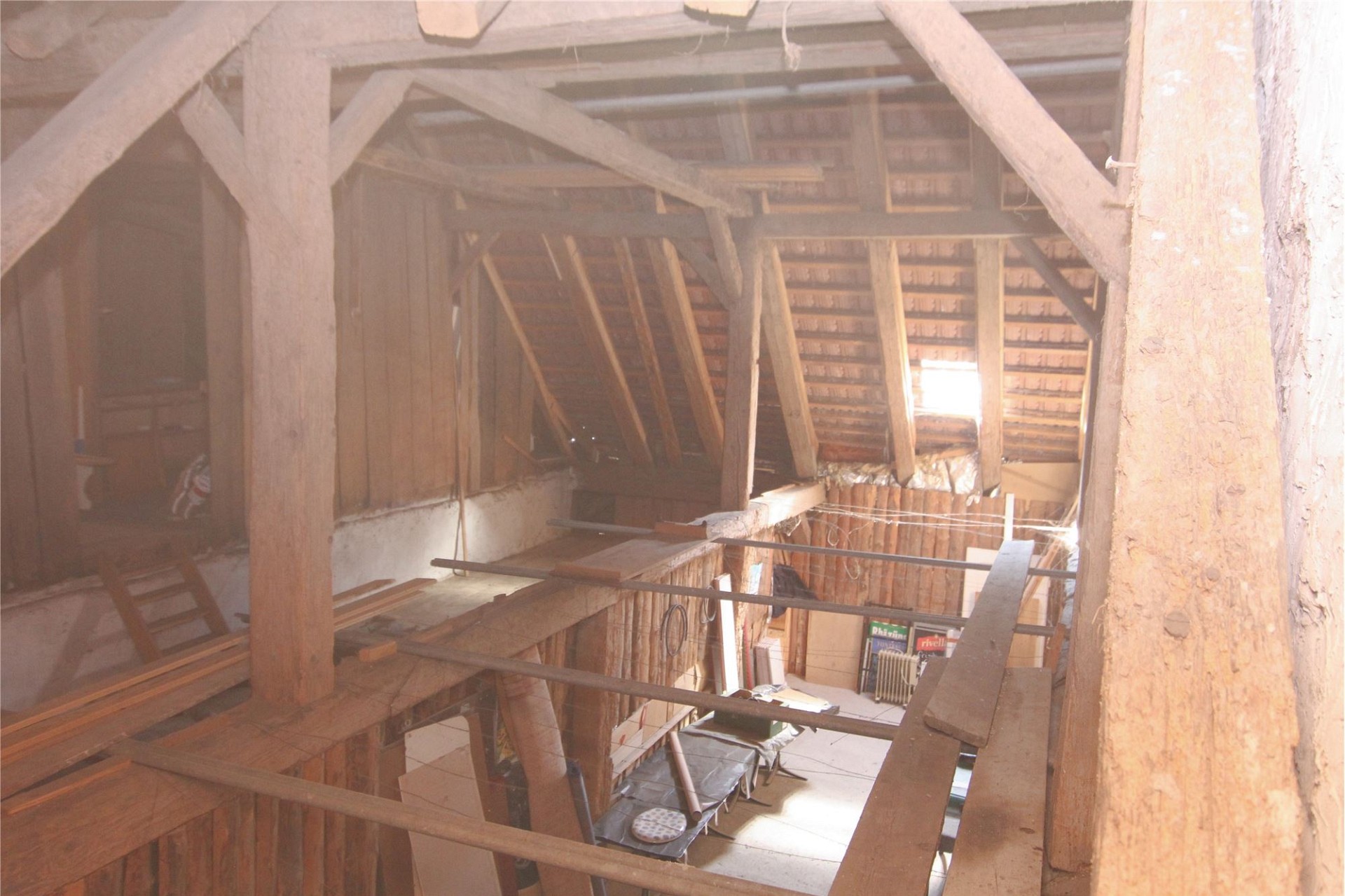 Dachboden mit Holztragwerk