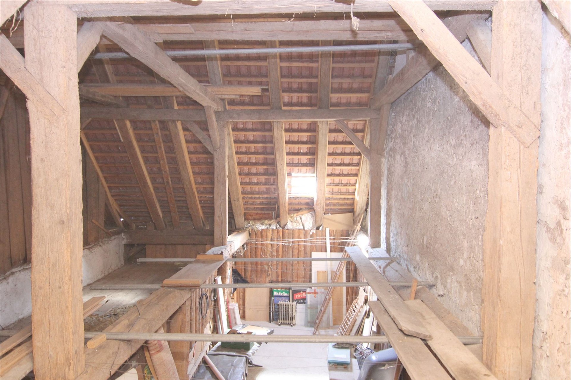 Dachboden mit offenem Holztragwerk