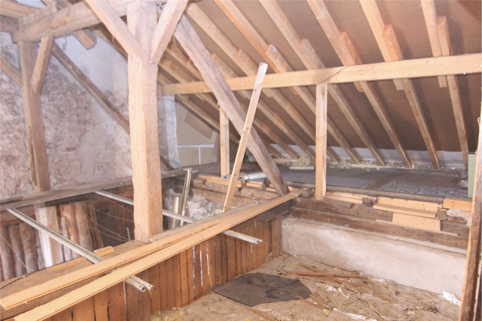 Unausgebauter Dachboden mit sichtbarem Dachstuhl