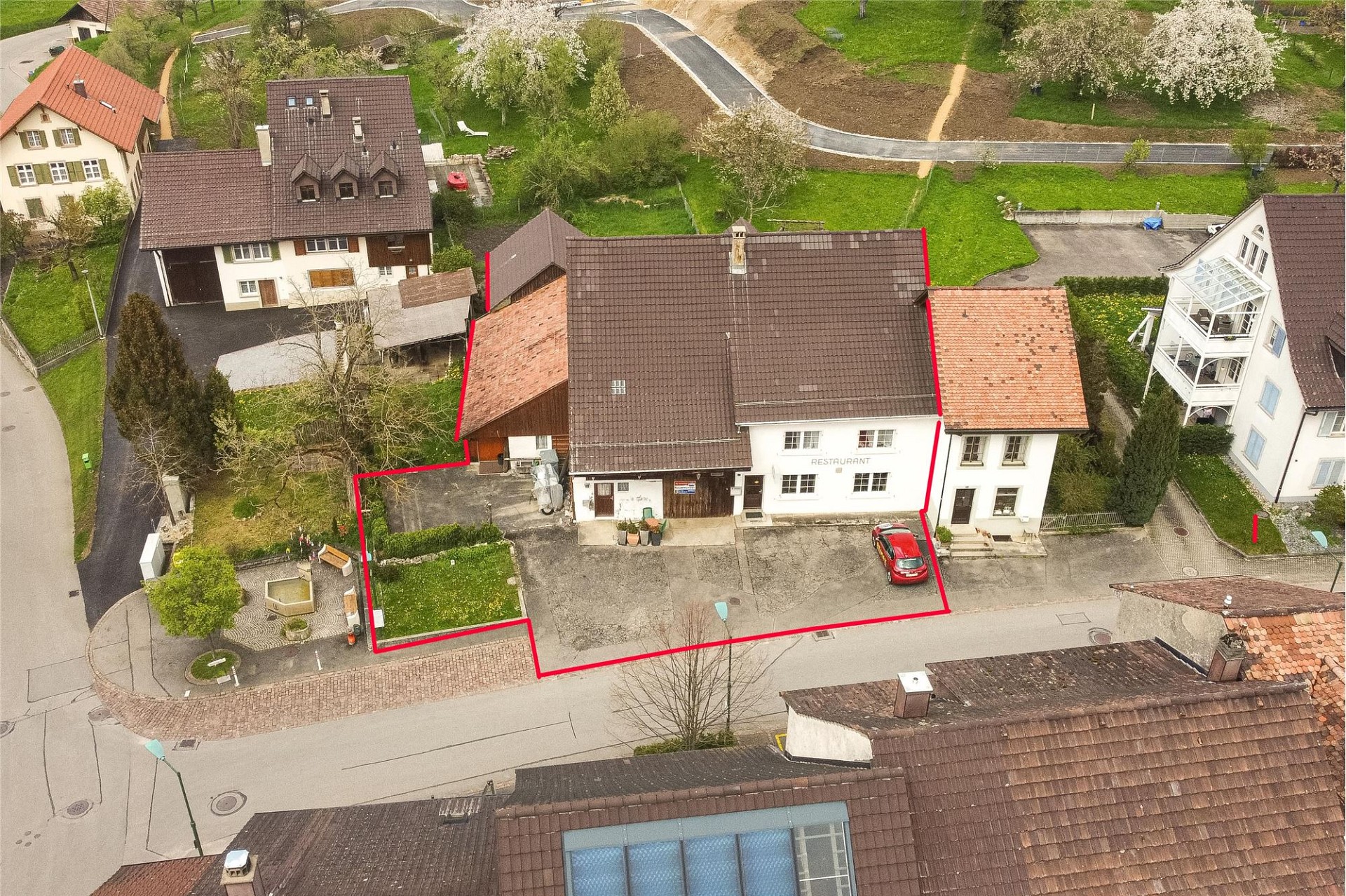 Luftaufnahme eines markierten Gebäudekomplexes mit Restaurant