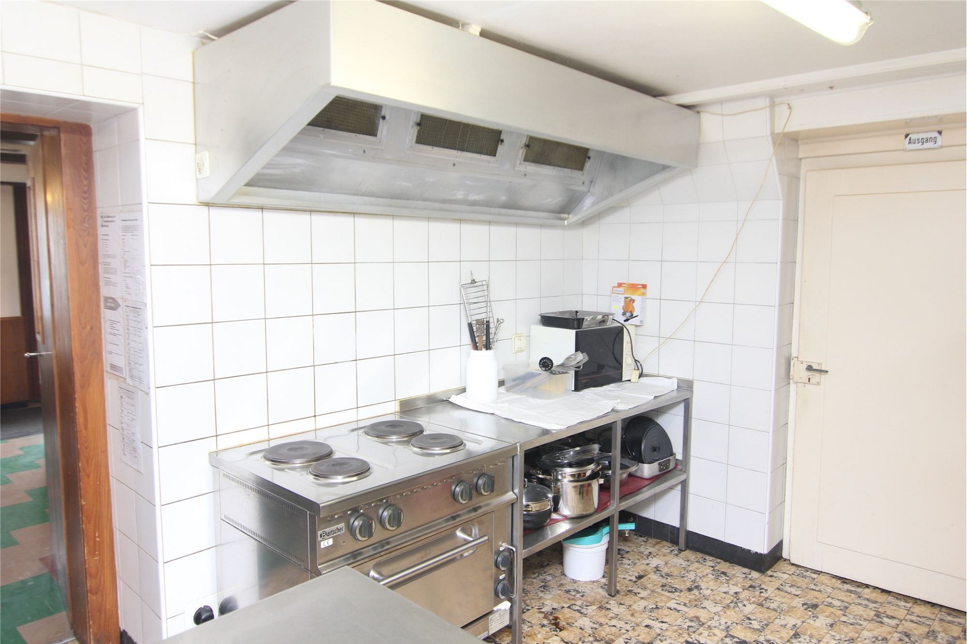 Gewerbliche Küche mit Edelstahlgeräten
