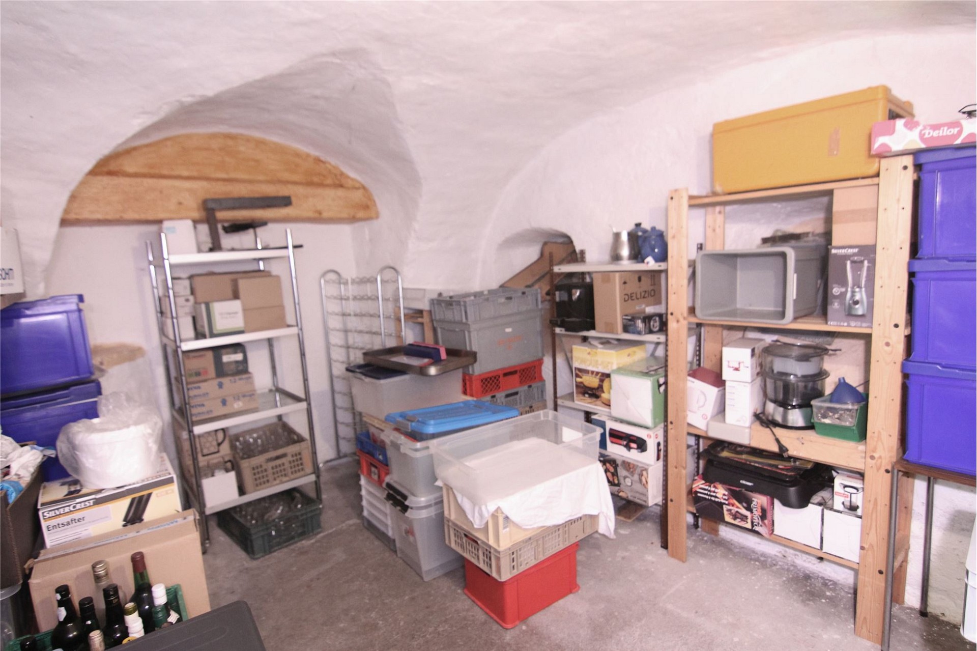 Gewölbekeller mit Lagerregalen