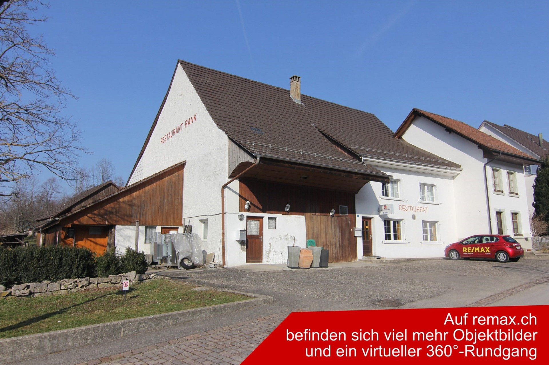 Außenansicht eines Restaurants mit Satteldach