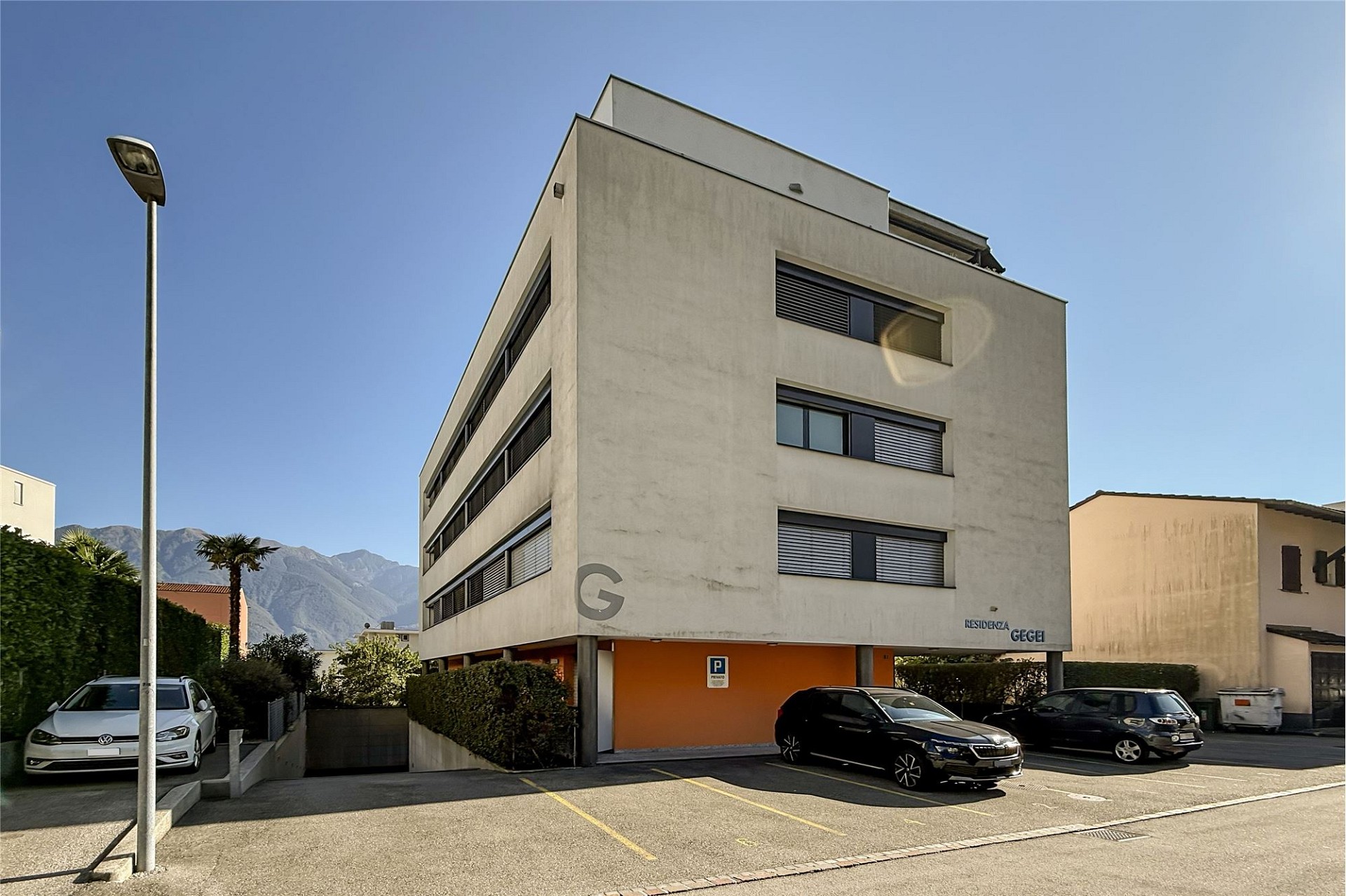 Modernes Mehrfamilienhaus mit Parkplatz