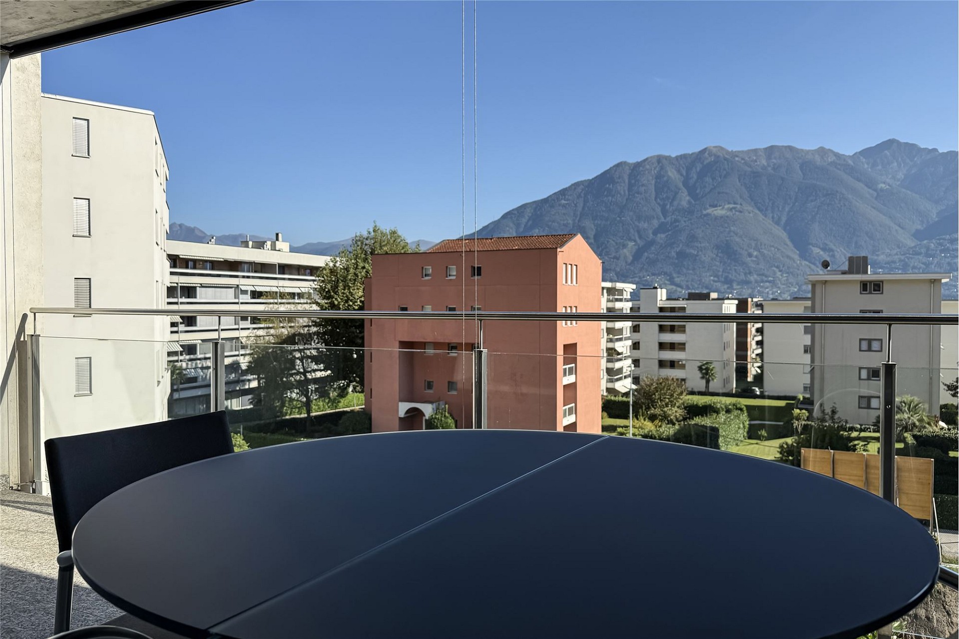 Balkon mit Bergblick