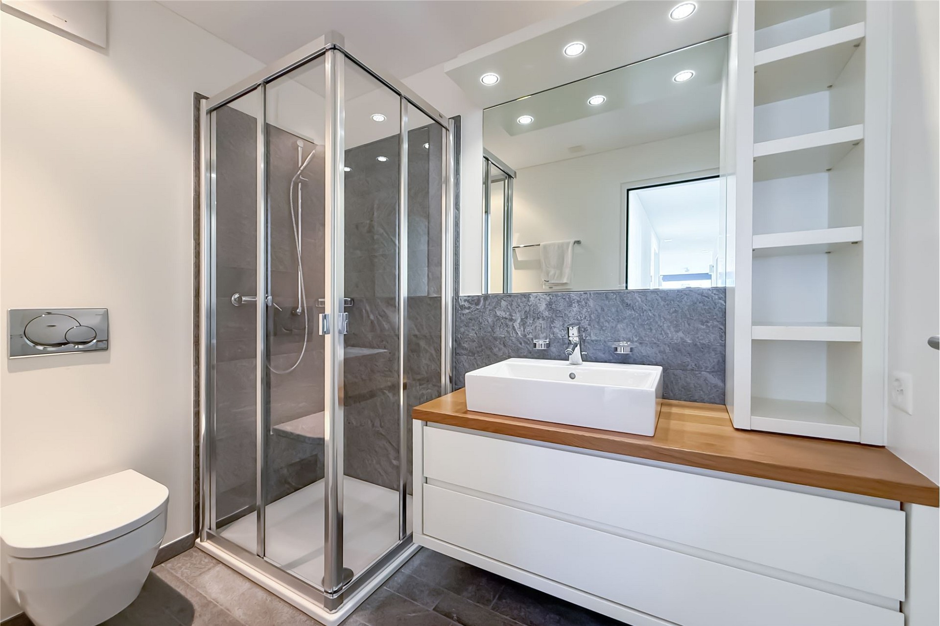 Modernes Badezimmer mit Dusche und Waschtisch