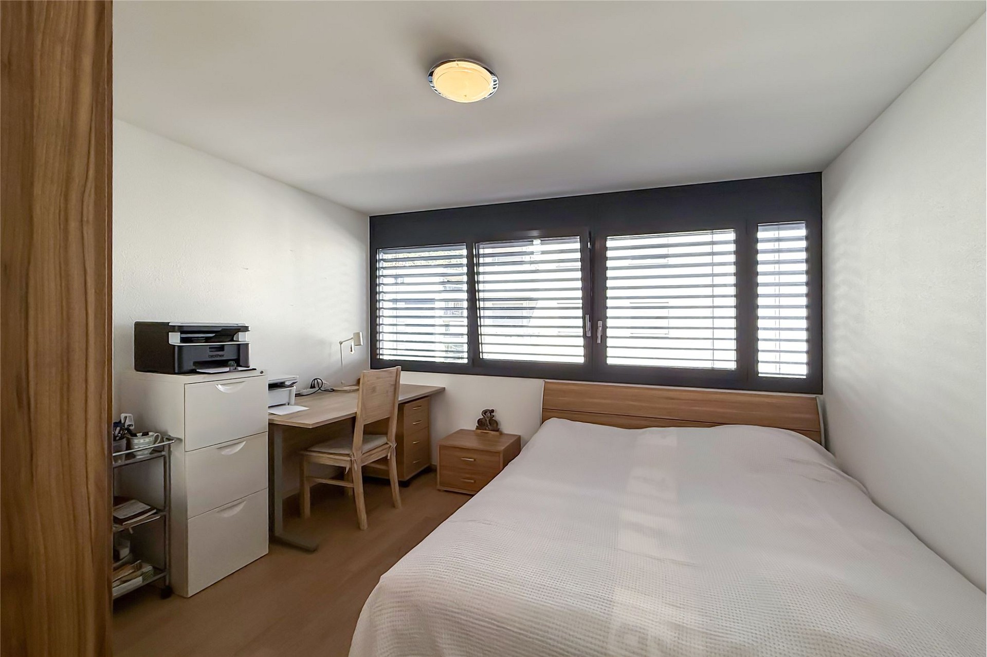 Kleines Schlafzimmer mit Arbeitsbereich