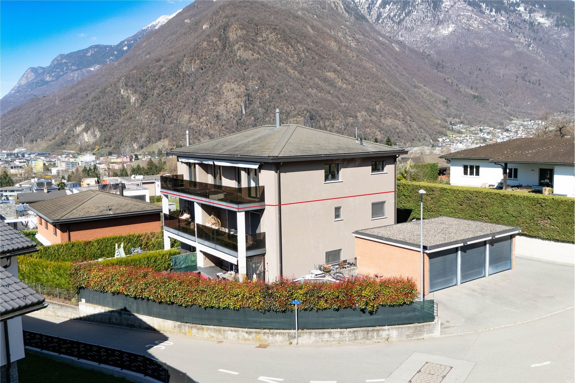 Moderne Villa mit Bergpanorama