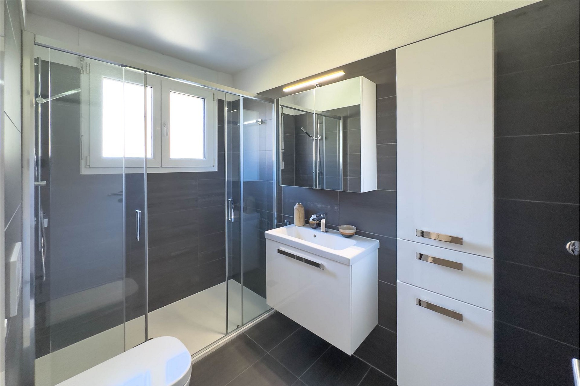 Modernes Badezimmer mit Dusche und Waschtisch