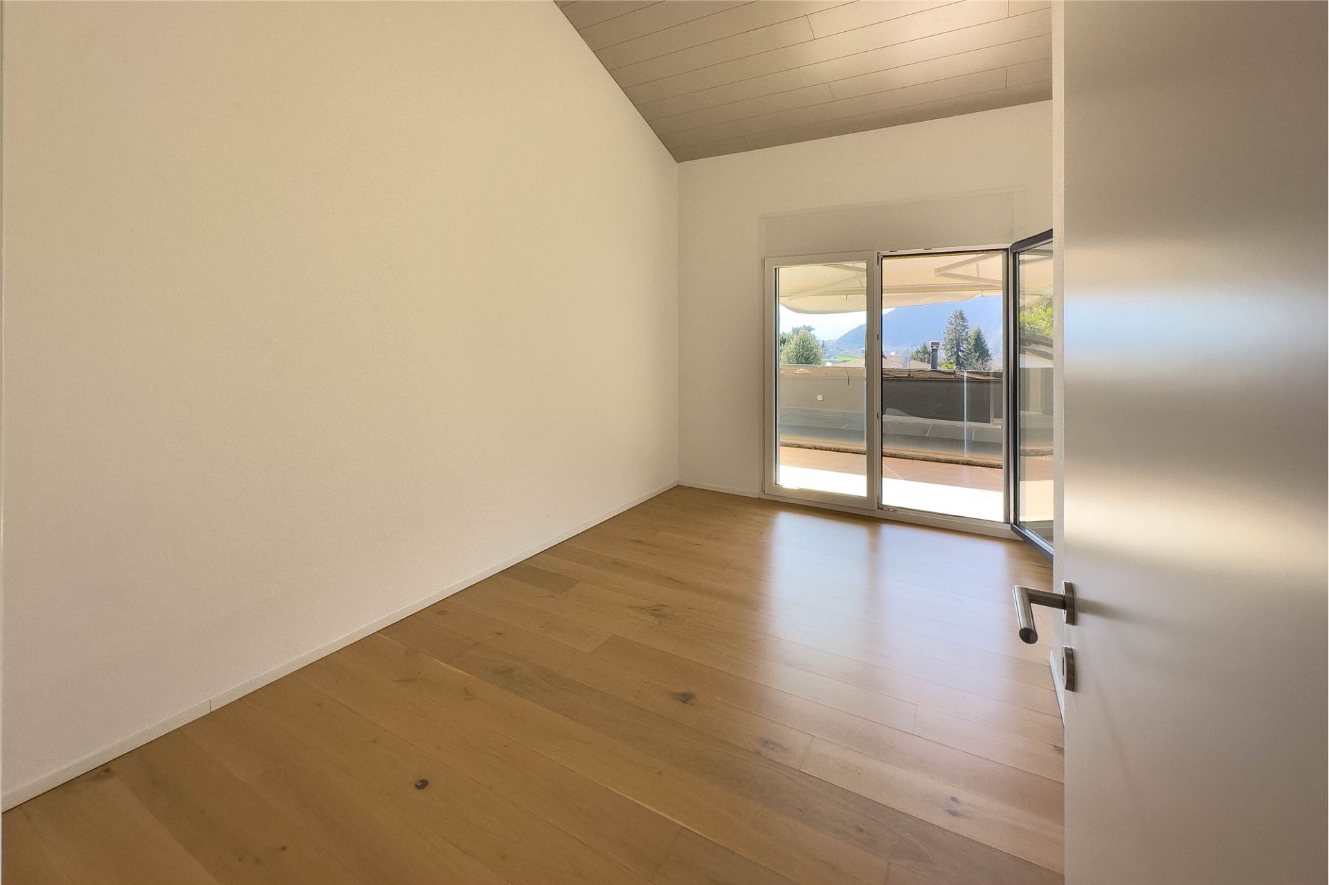Heller leerer Raum mit Balkon- oder Terrassenzugang
