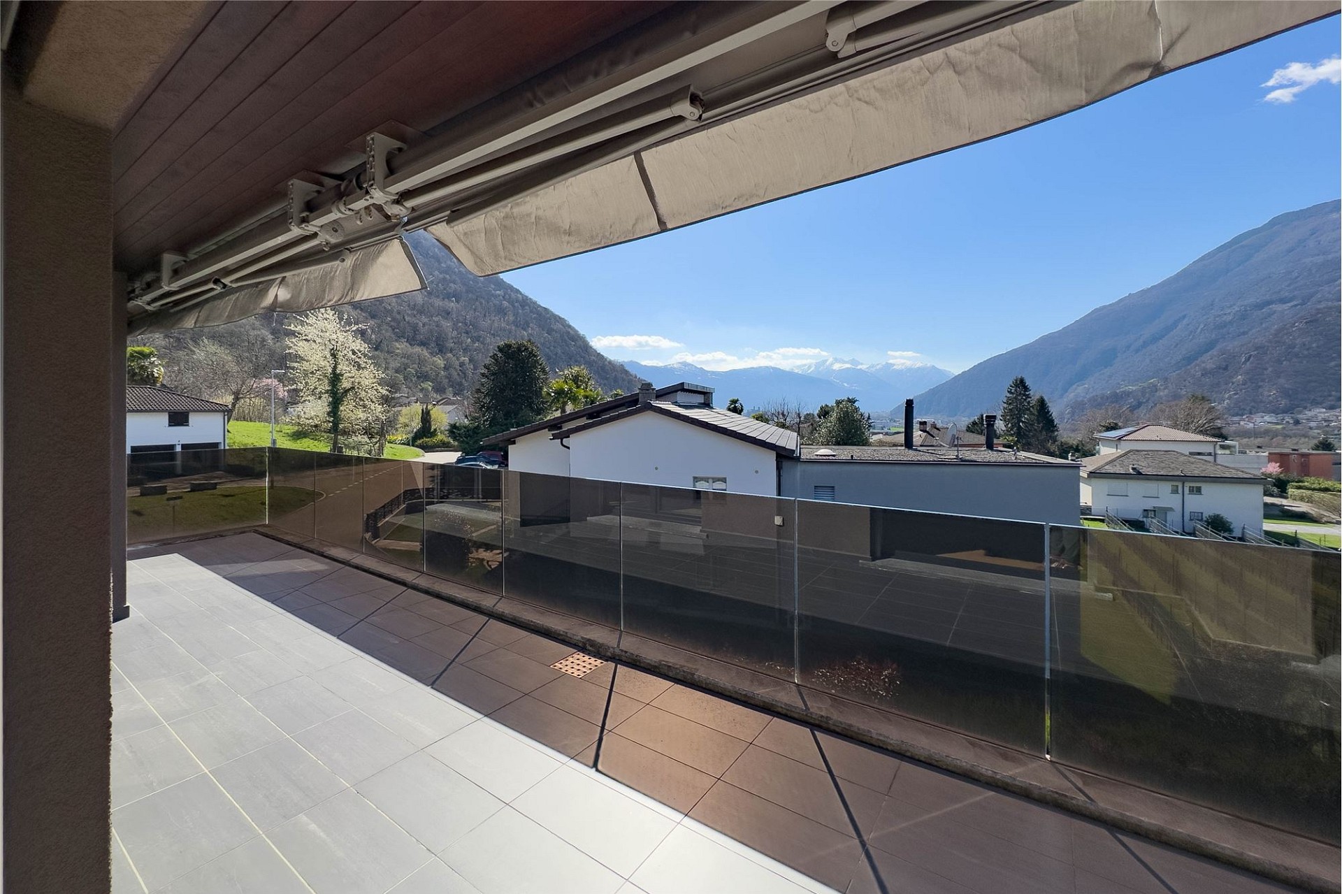 Balkon mit Bergpanorama