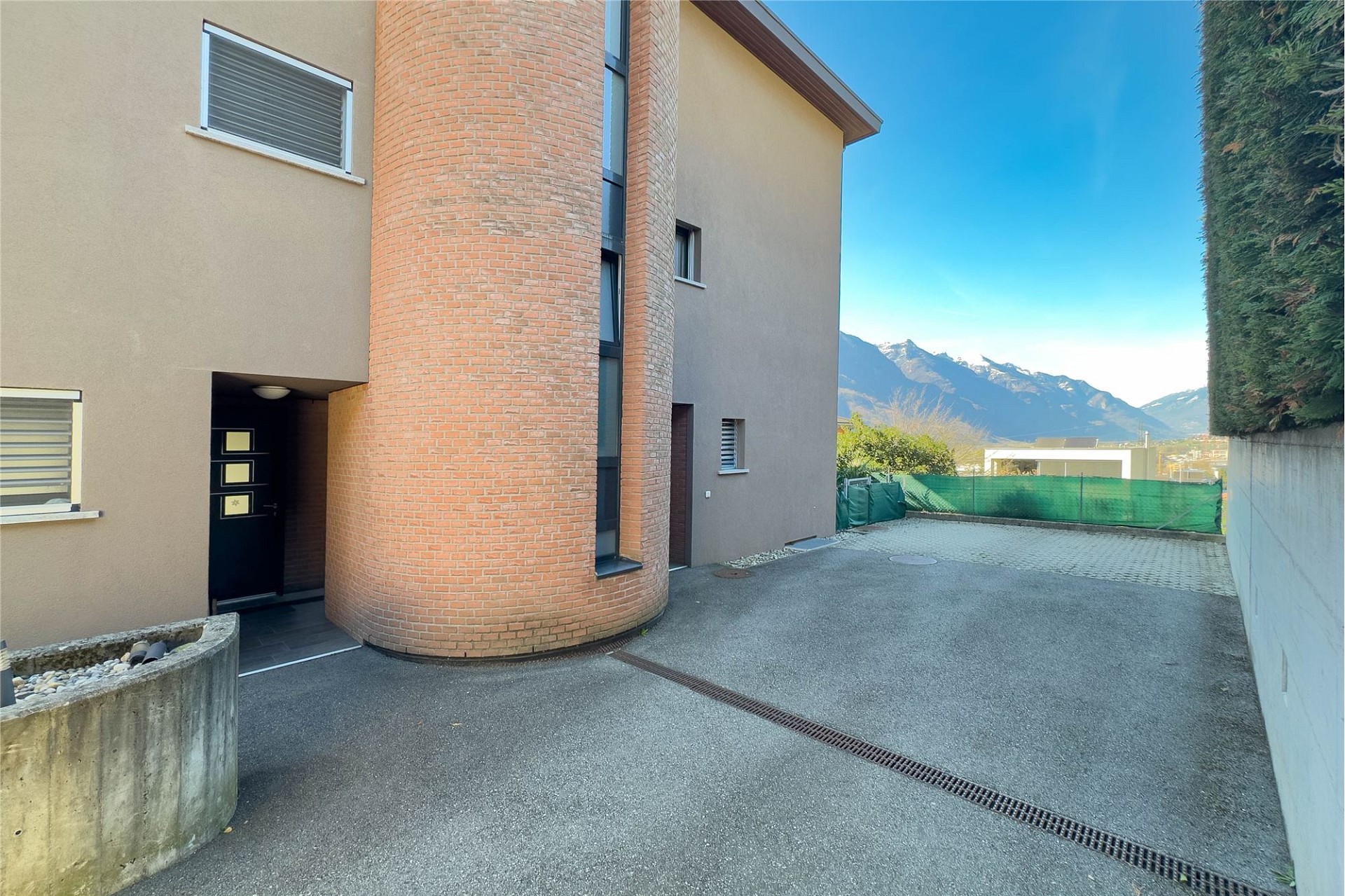 Außenansicht eines modernen Wohnhauses mit Bergblick