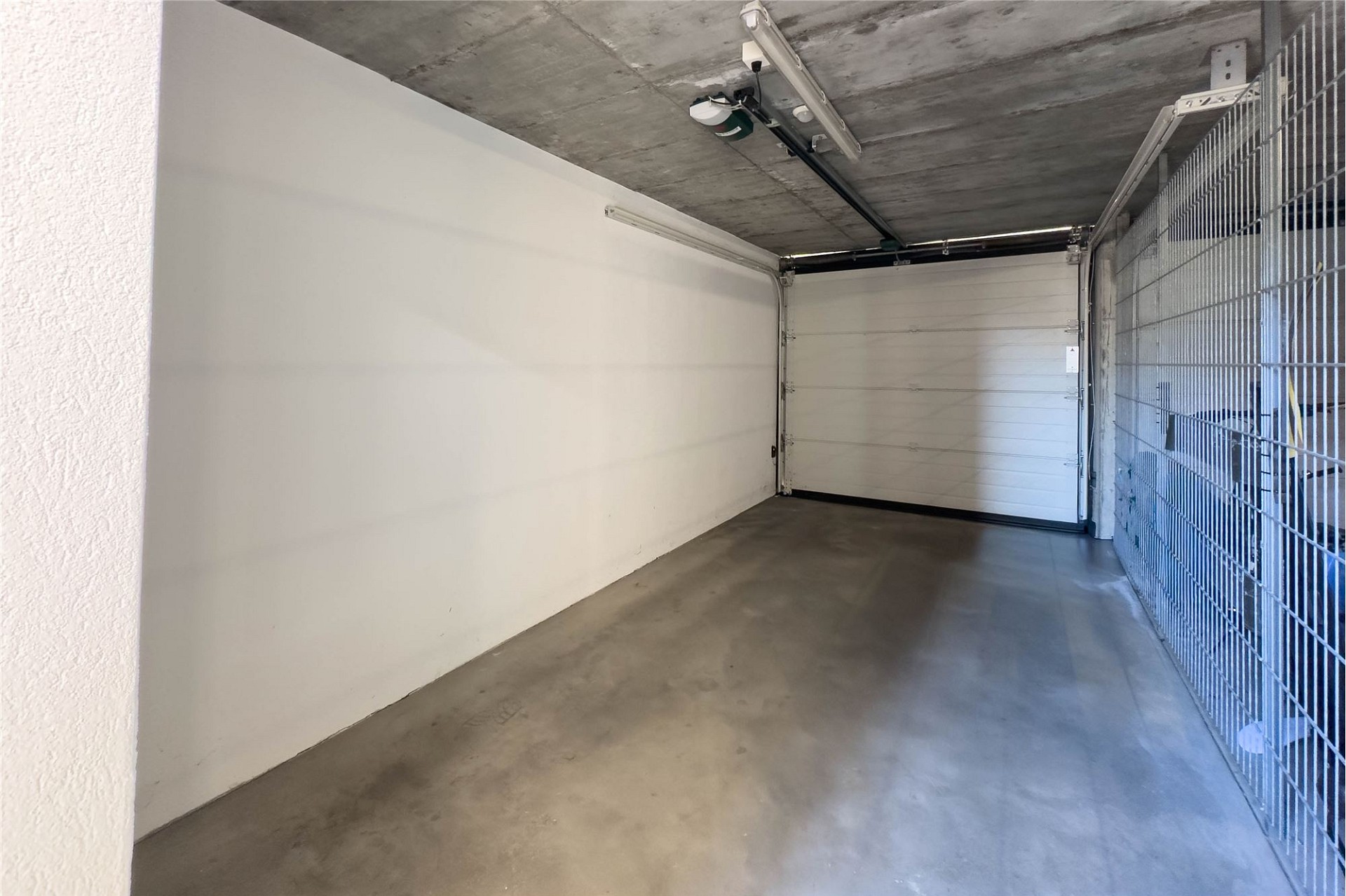 Garage mit Betonoptik und Gittertrennwand