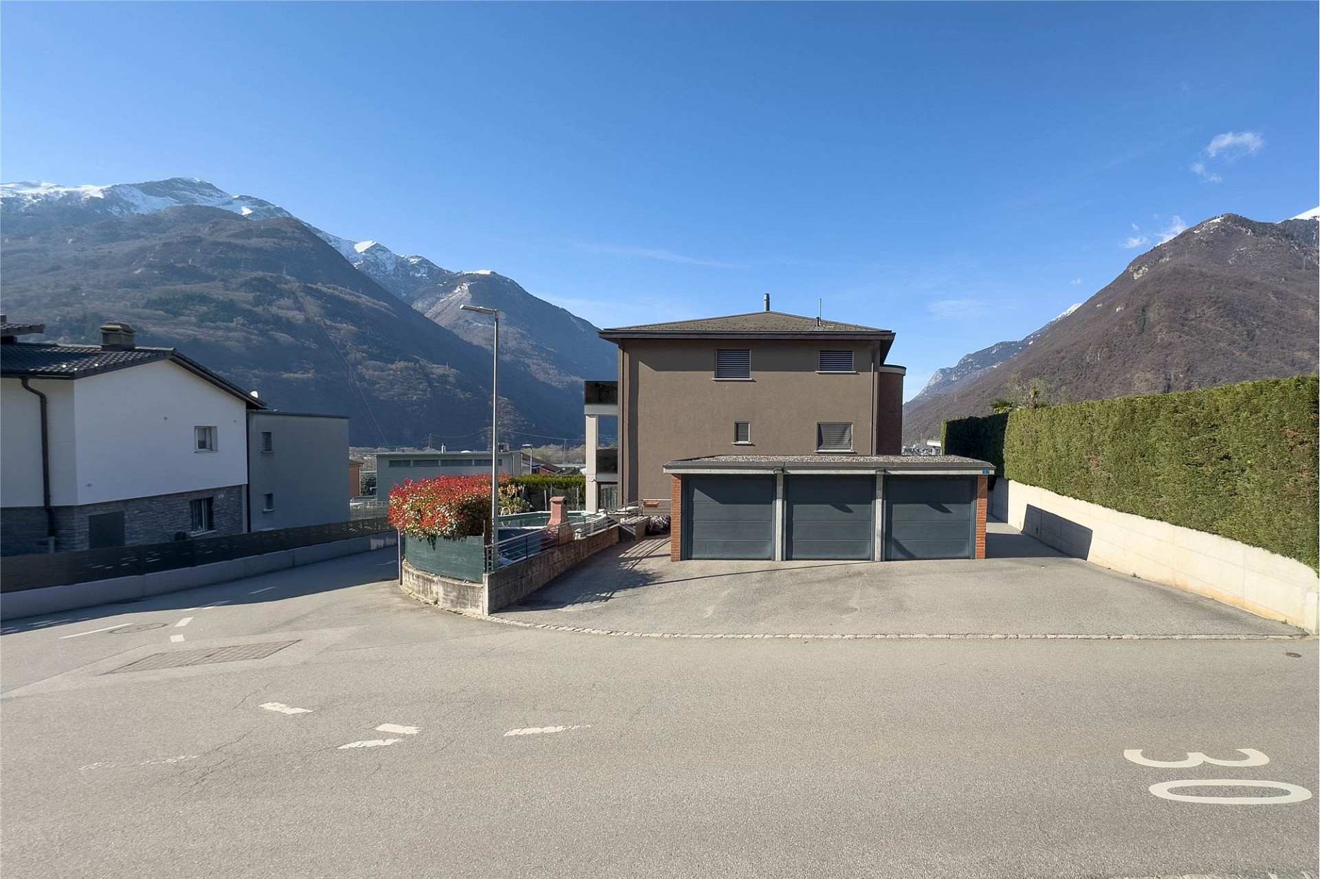 Haus mit Bergpanorama und Garagenzufahrt