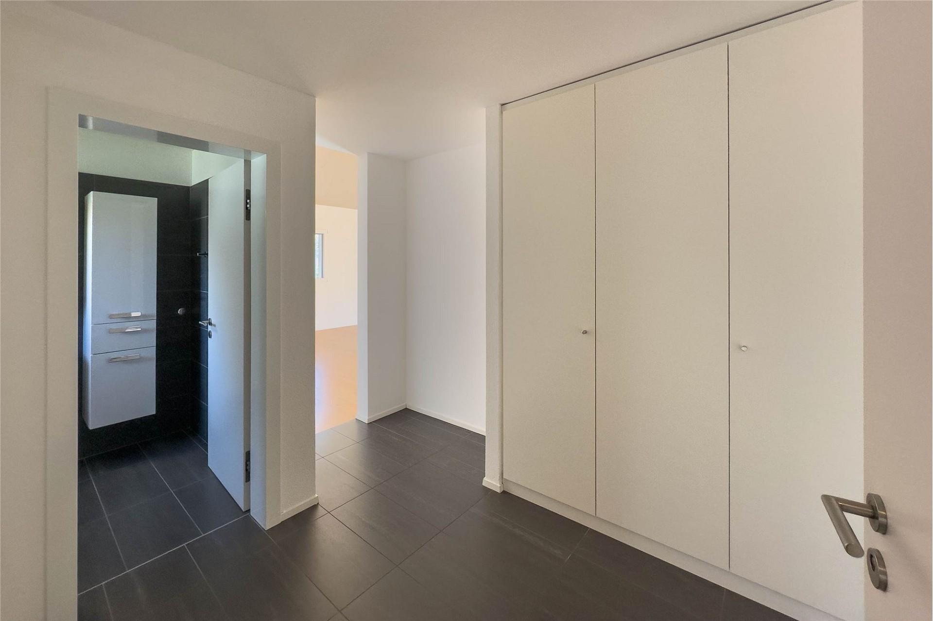 Moderner Eingangsbereich mit Einbauschrank