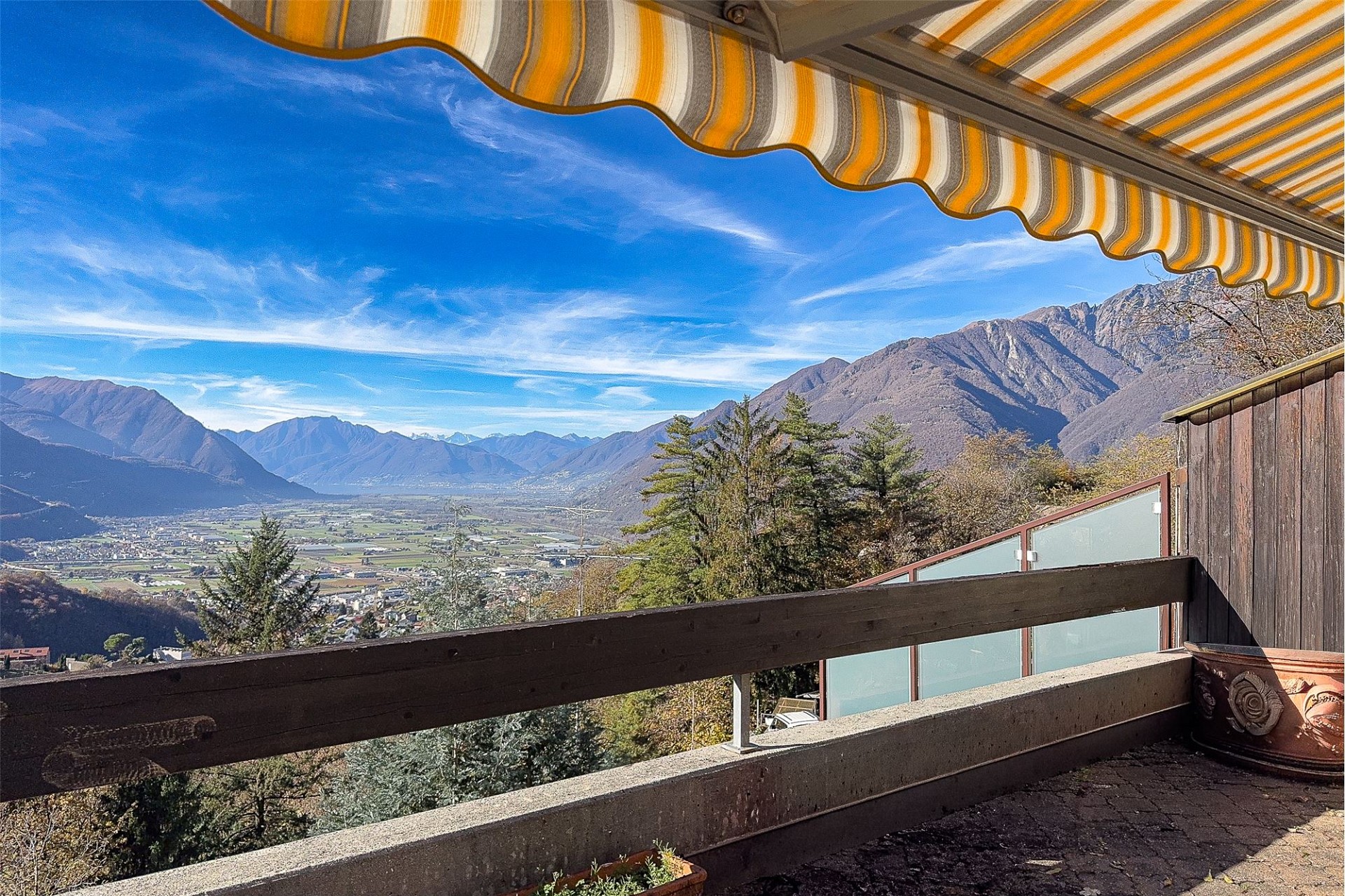 Balkon mit Panoramabergblick
