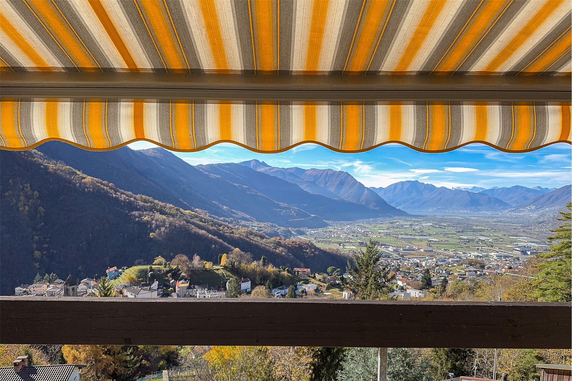 Bergpanorama durch eine Markise