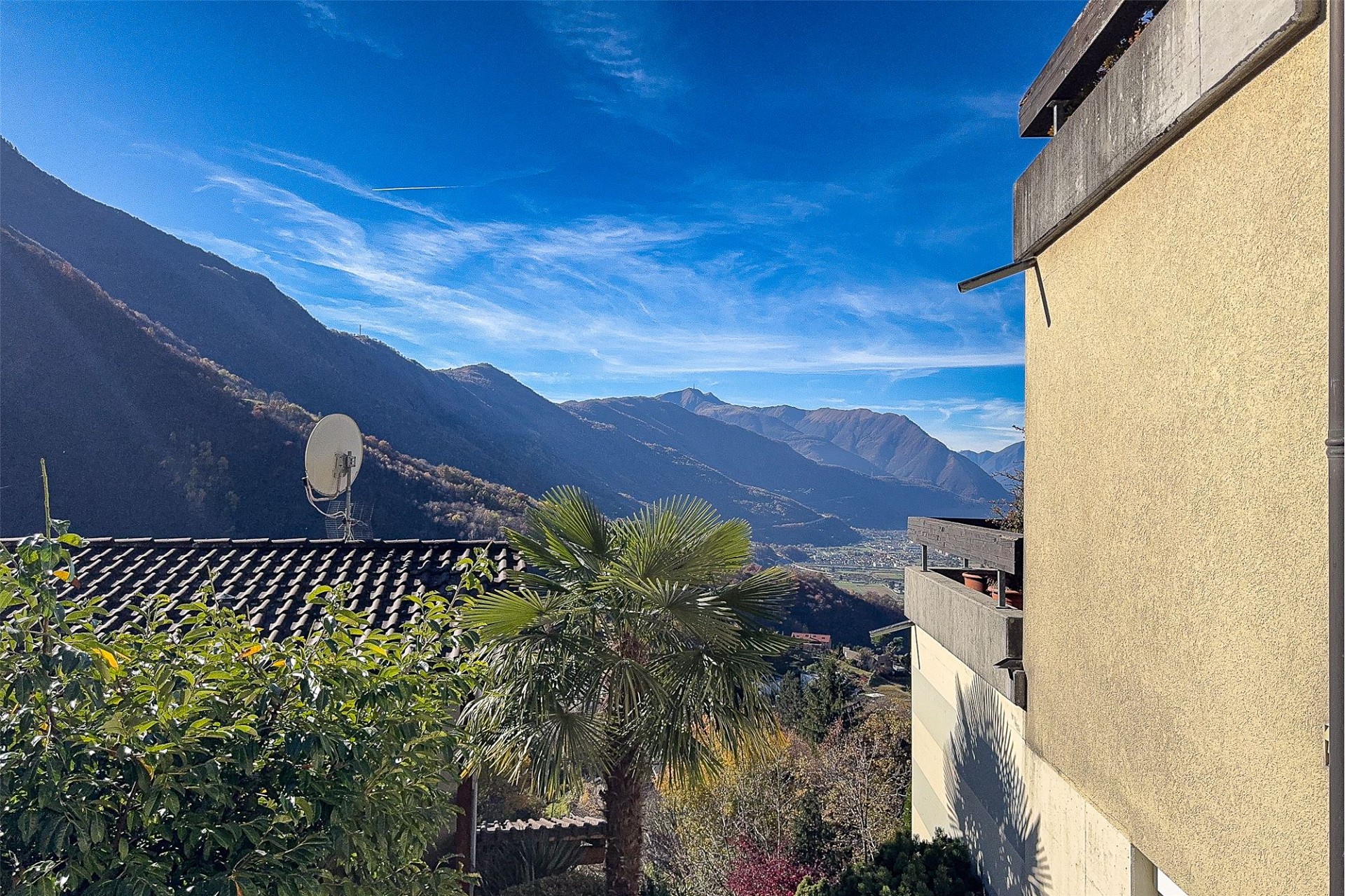 Bergblick von einem Wohnhaus mit Balkon