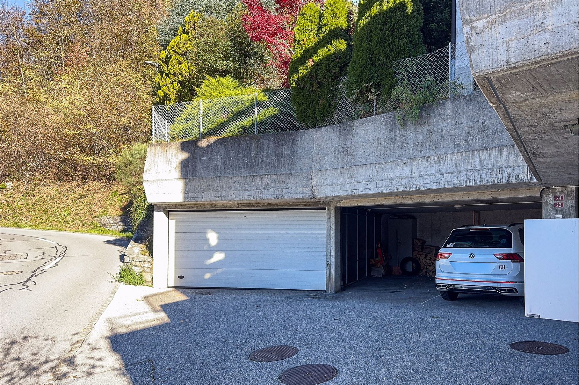 Unterirdische Garage an einer Hanglage