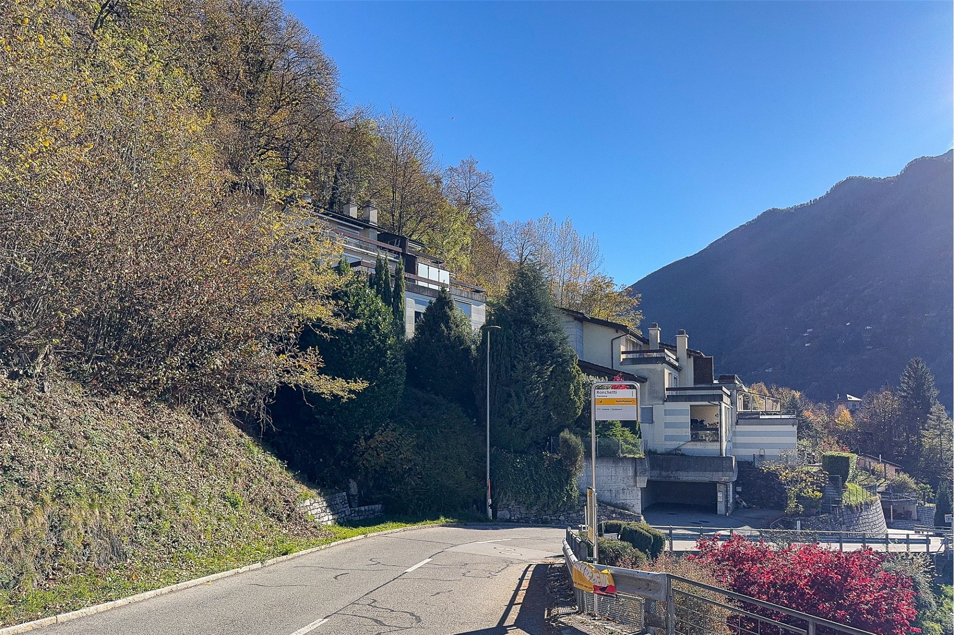 Bergstraße mit moderner Wohnbebauung