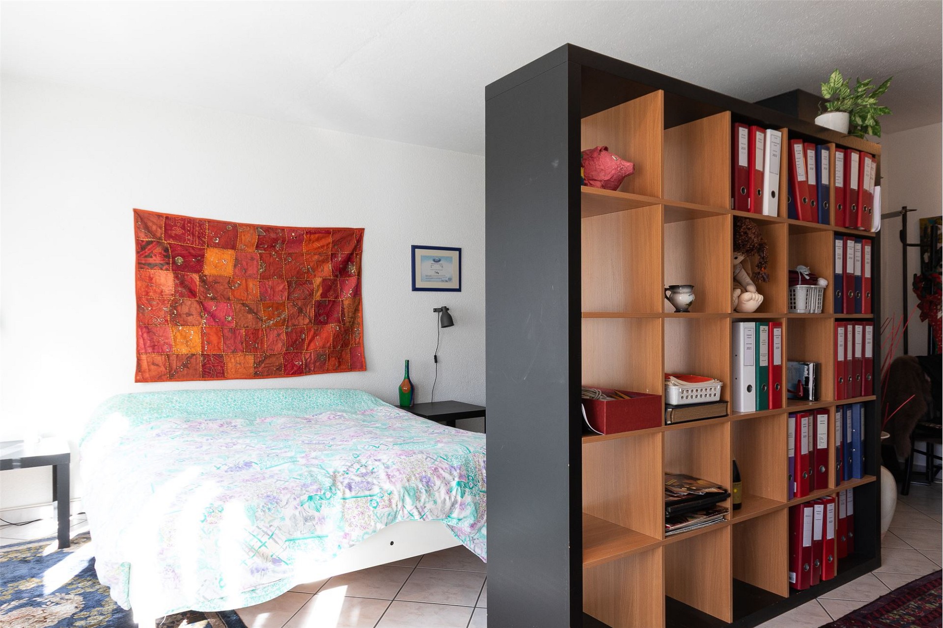 Schlafzimmer mit Regaltrennwand