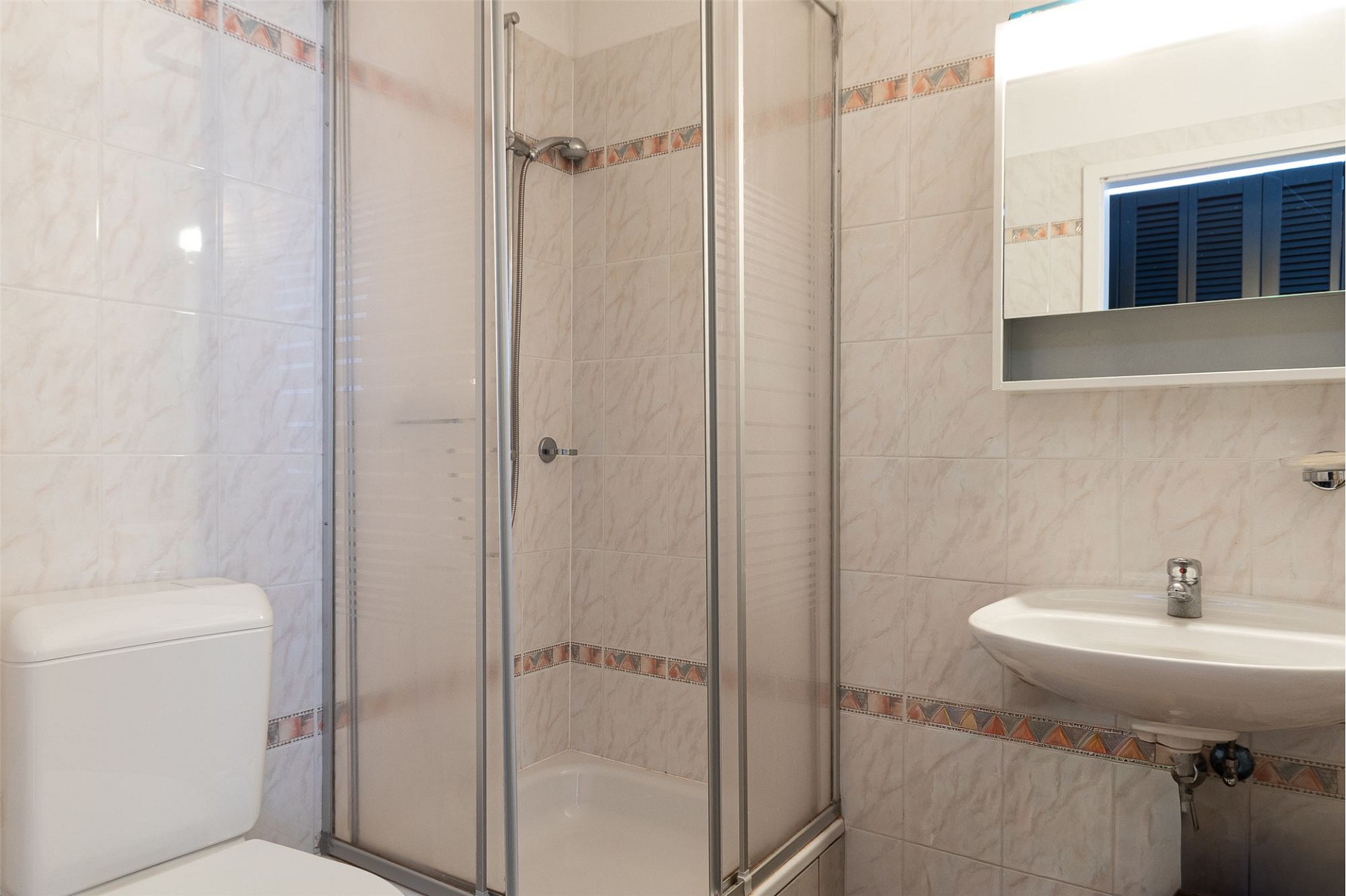 Kleines Badezimmer mit Dusche, WC und Waschbecken