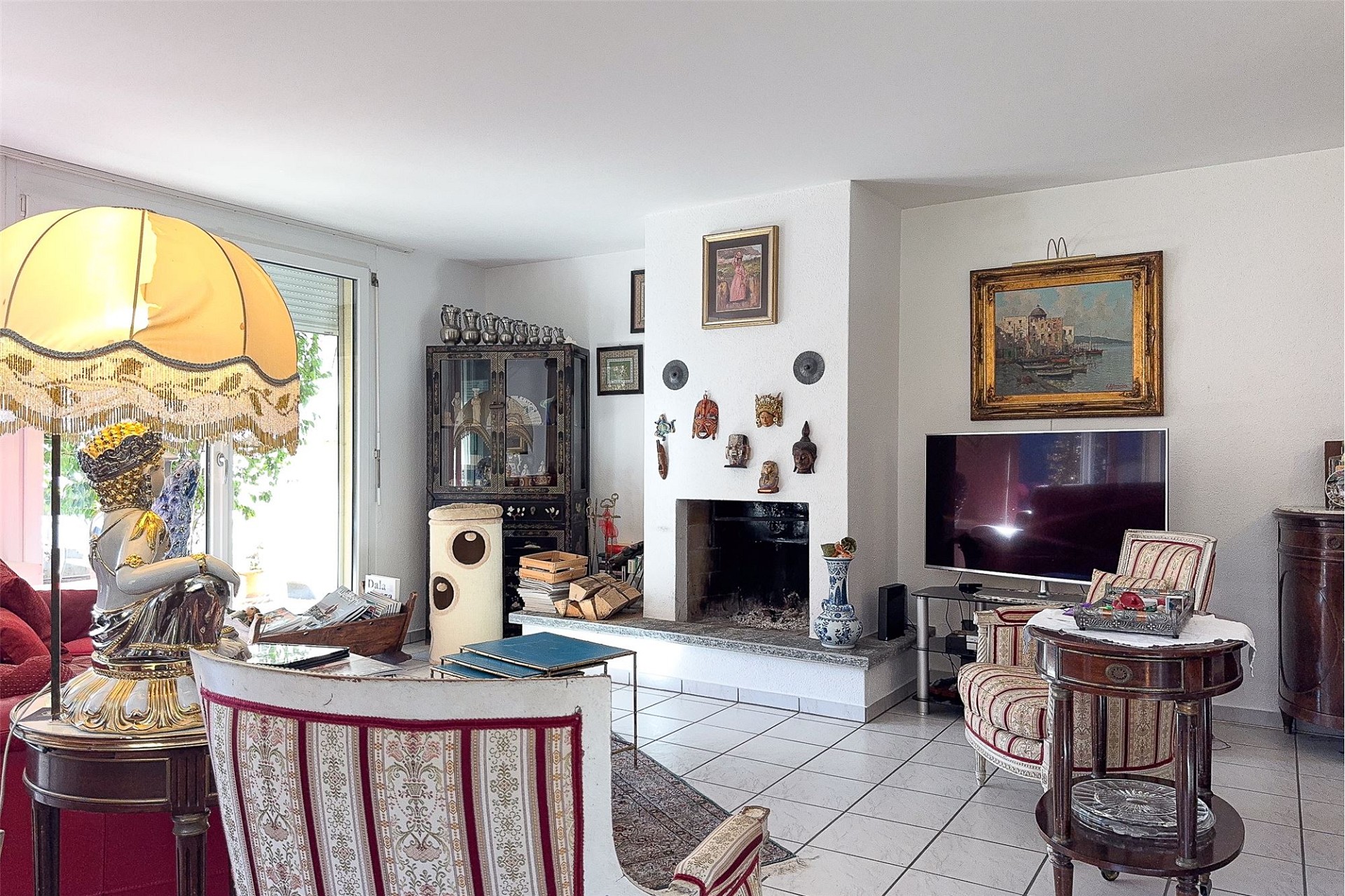 Wohnzimmer mit Kamin und opulenter Einrichtung