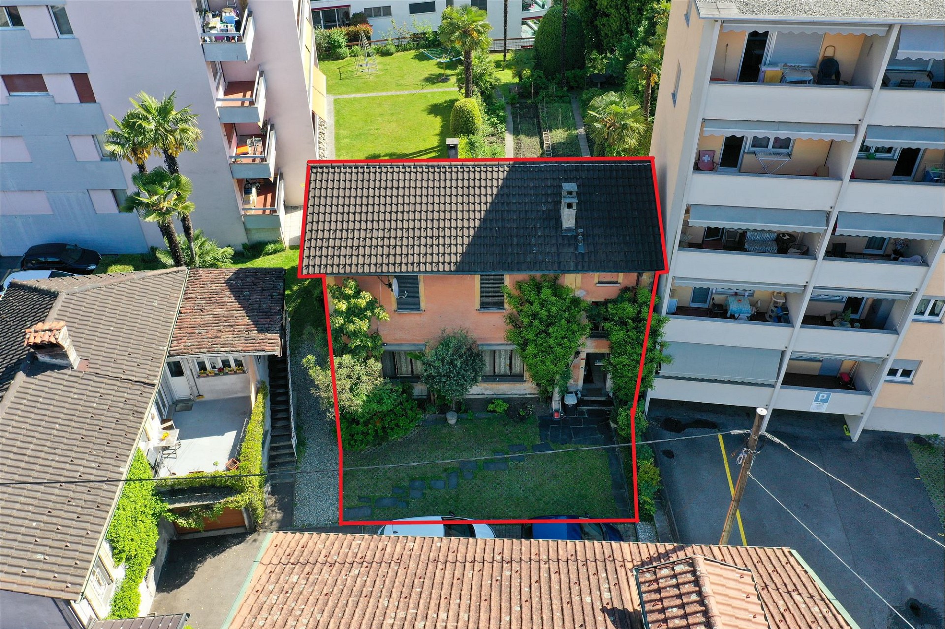 Luftaufnahme eines Wohnhauses mit markiertem Grundstück