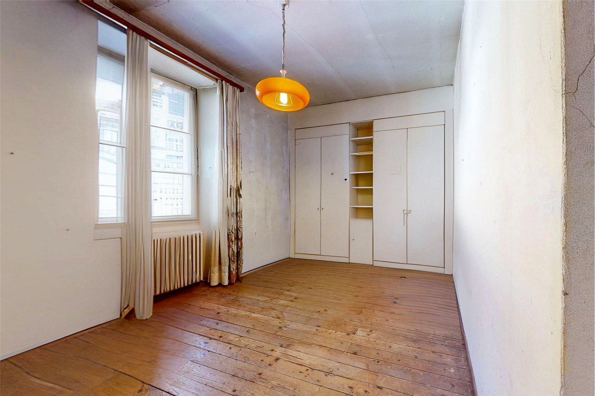 Helles Zimmer mit Einbauschrank und Holzdielen