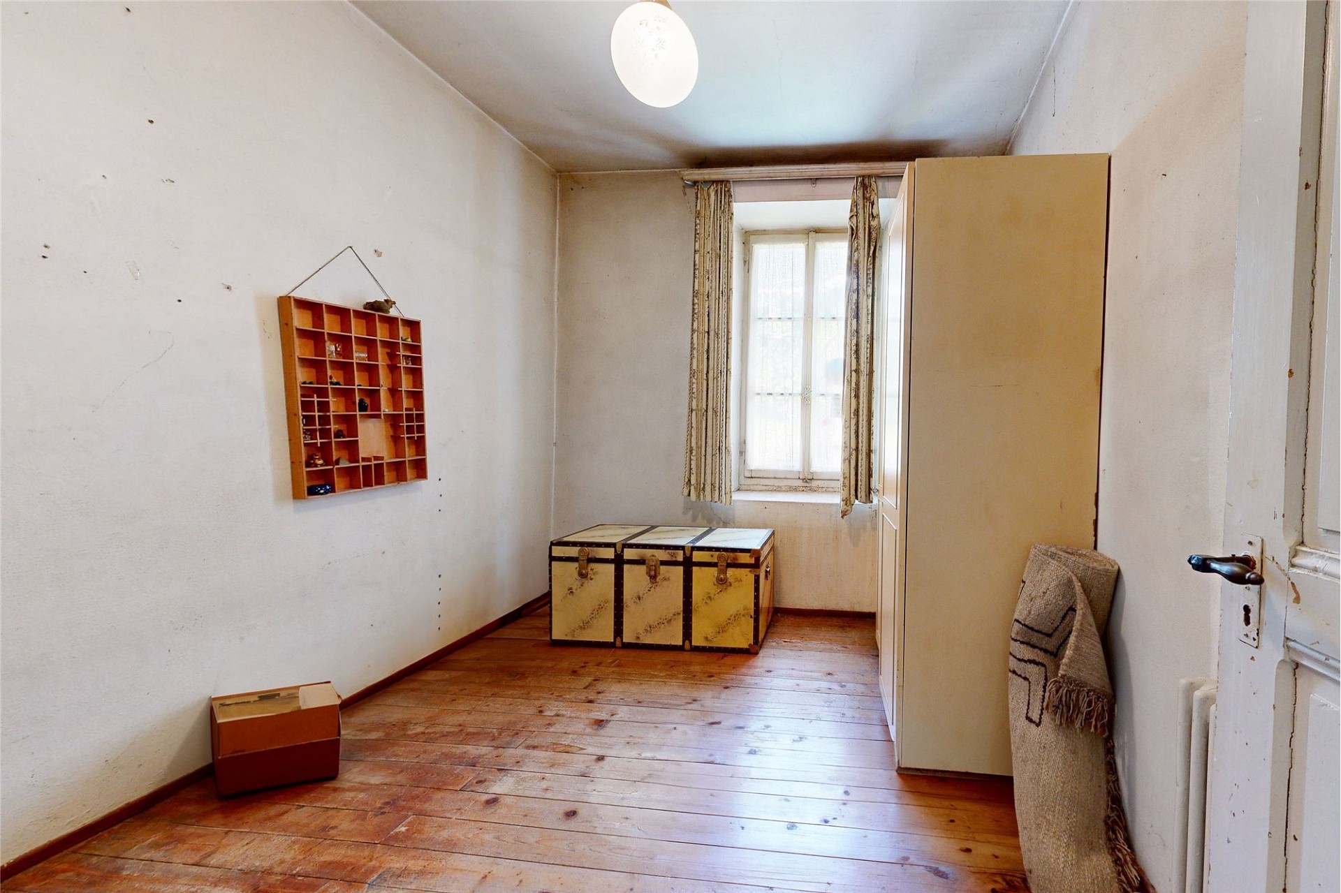 Schmales Zimmer mit Stuck und alter Möblierung