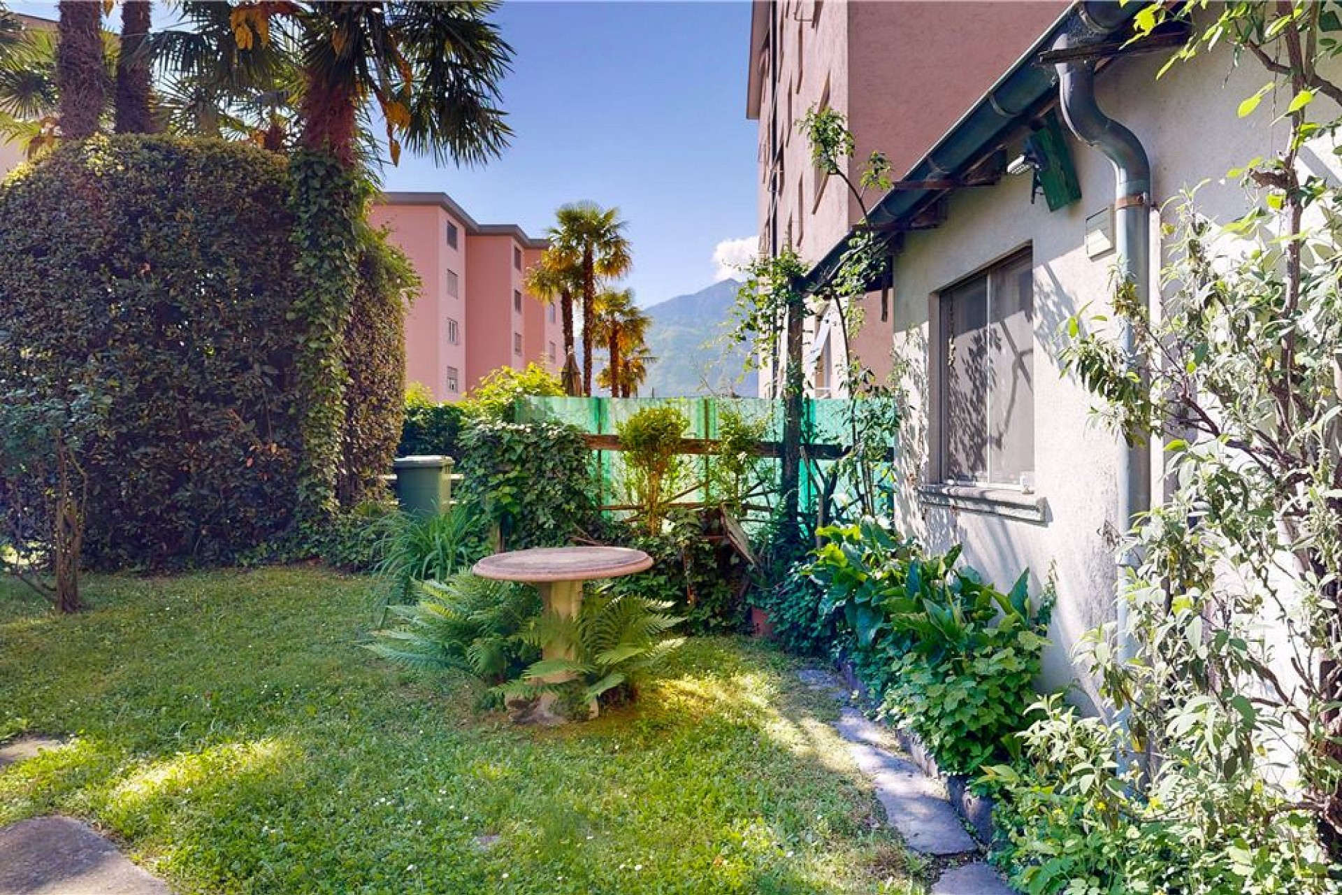 Garten mit Wohnhaus und Bergblick