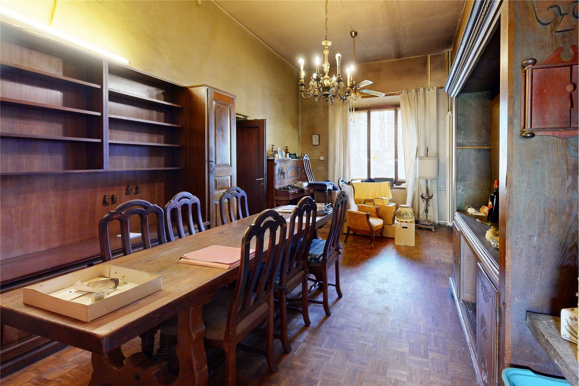 Esszimmer mit antiken Holzmöbeln