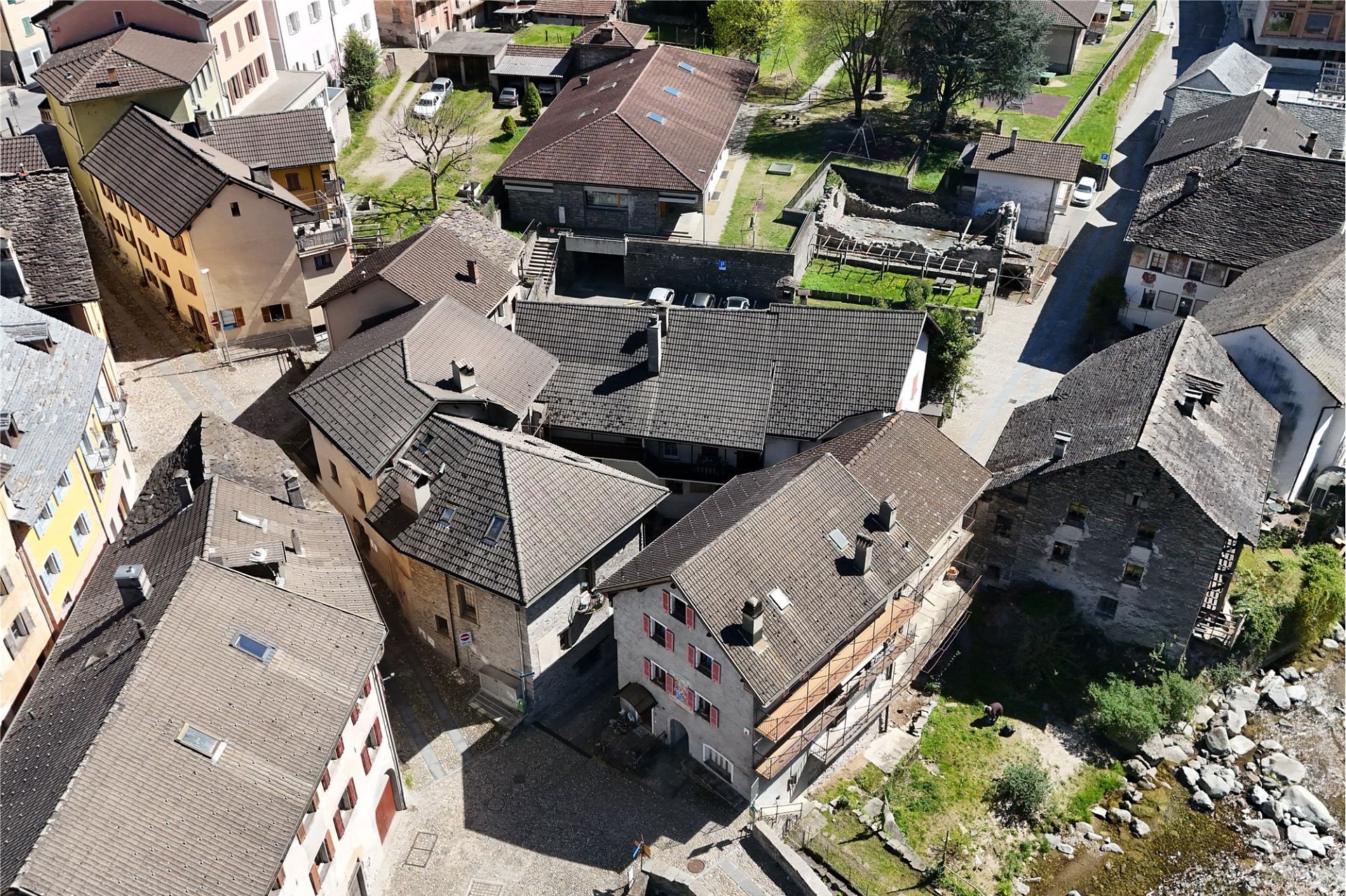 Luftaufnahme eines eng bebauten Dorf- oder Altstadtgebiets